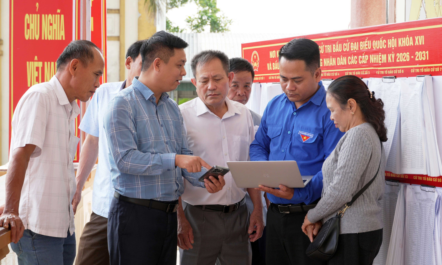 Cử tri phường Hà Huy Tập (tỉnh Hà Tĩnh) tìm hiểu thông tin về bầu cử thông qua các ứng dụng trên điện thoại thông minh. (Ảnh: TTXVN)