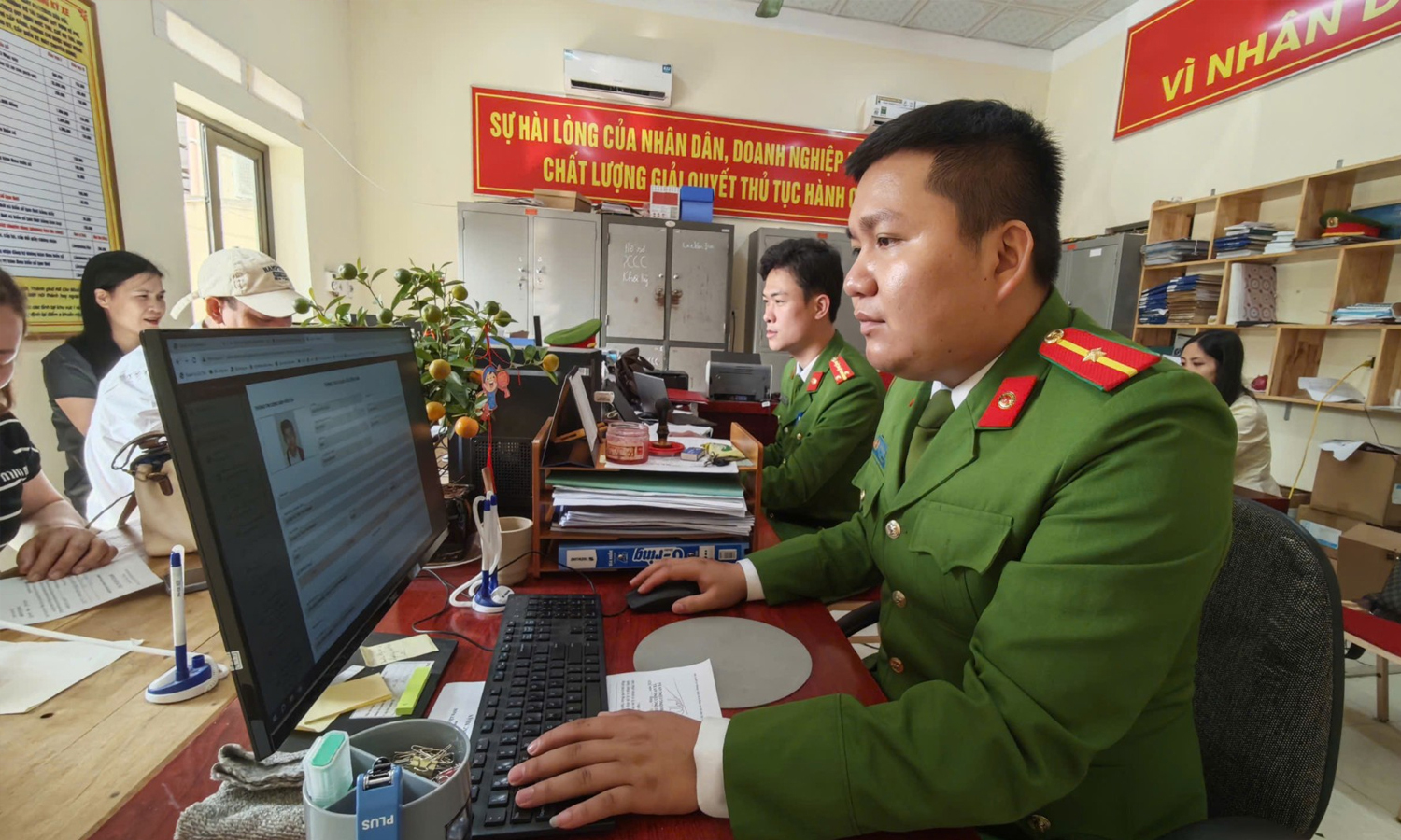 Cán bộ Công an xã Đại Từ (tỉnh Thái Nguyên) thực hiện làm sạch dữ liệu dân cư phục vụ công tác bầu cử.