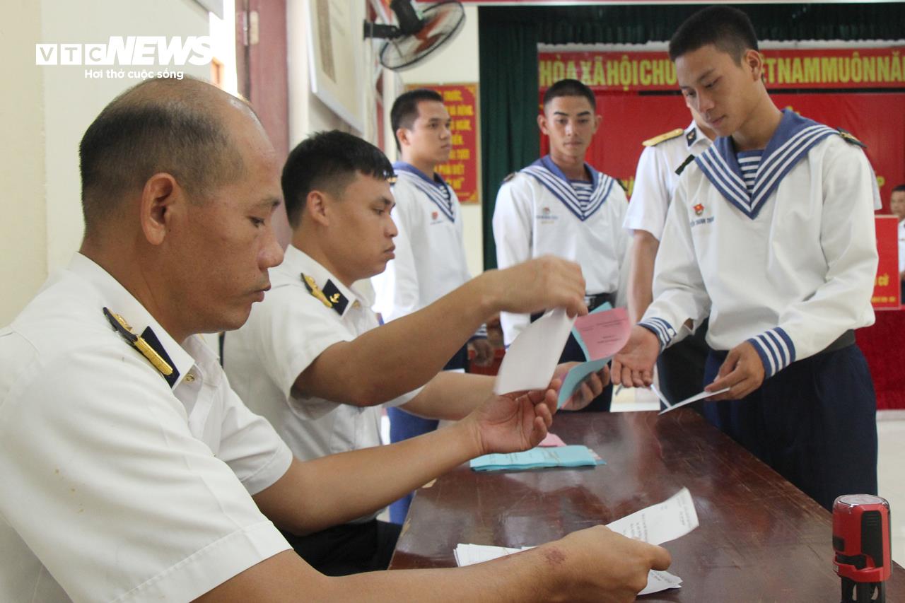 Cán bộ, chiến sĩ Hải quân trên đảo Sinh Tồn tham gia bầu cử sớm.
