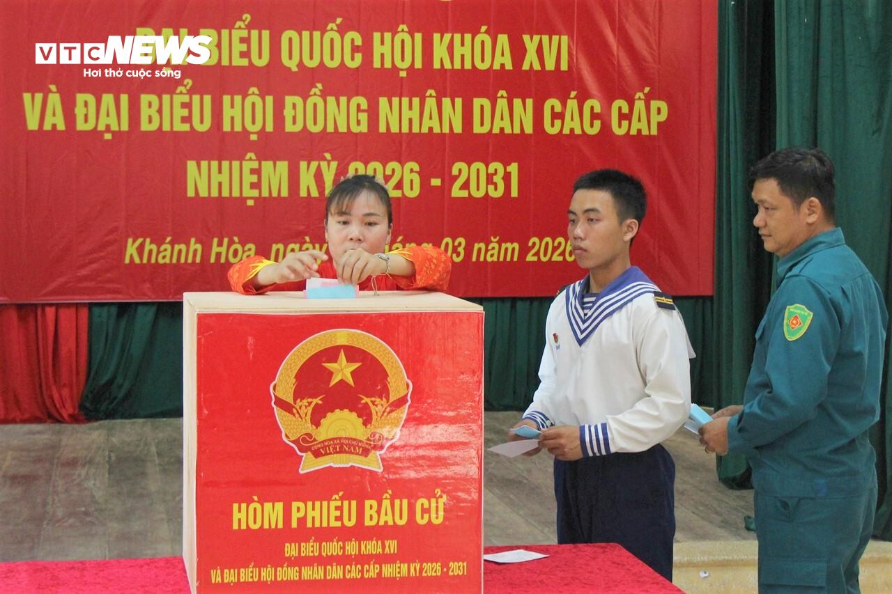 Cử tri bỏ phiếu bầu đại biểu Quốc hội và đại biểu Hội đồng Nhân dân các cấp.