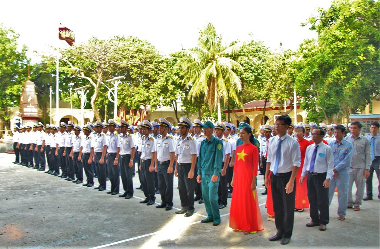 Các khu vực trên đặc khu Trường Sa thực hiện nghi thức chào cơ trước khi bầu cử.
