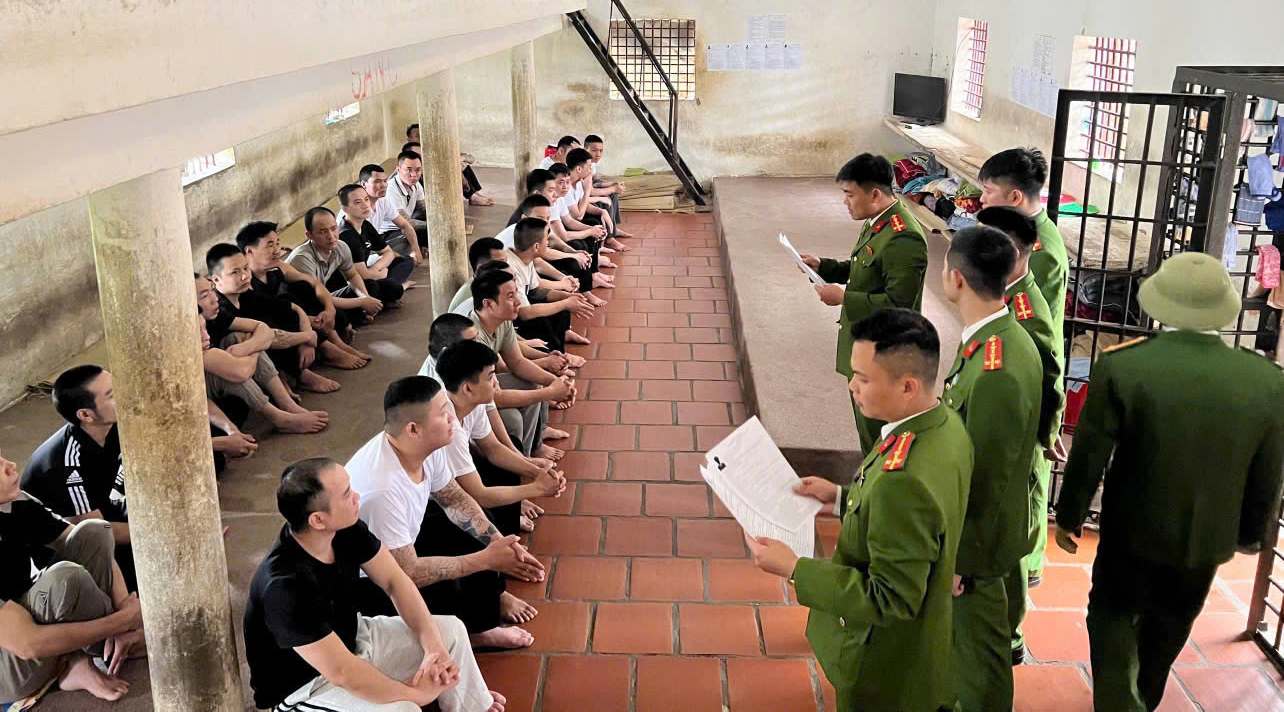 Người bị tạm giữ, tạm giam được giải thích, hướng dẫn quyền và nghĩa vụ trong quá trình bầu cử. (Ảnh: Công an tỉnh Thanh Hóa)