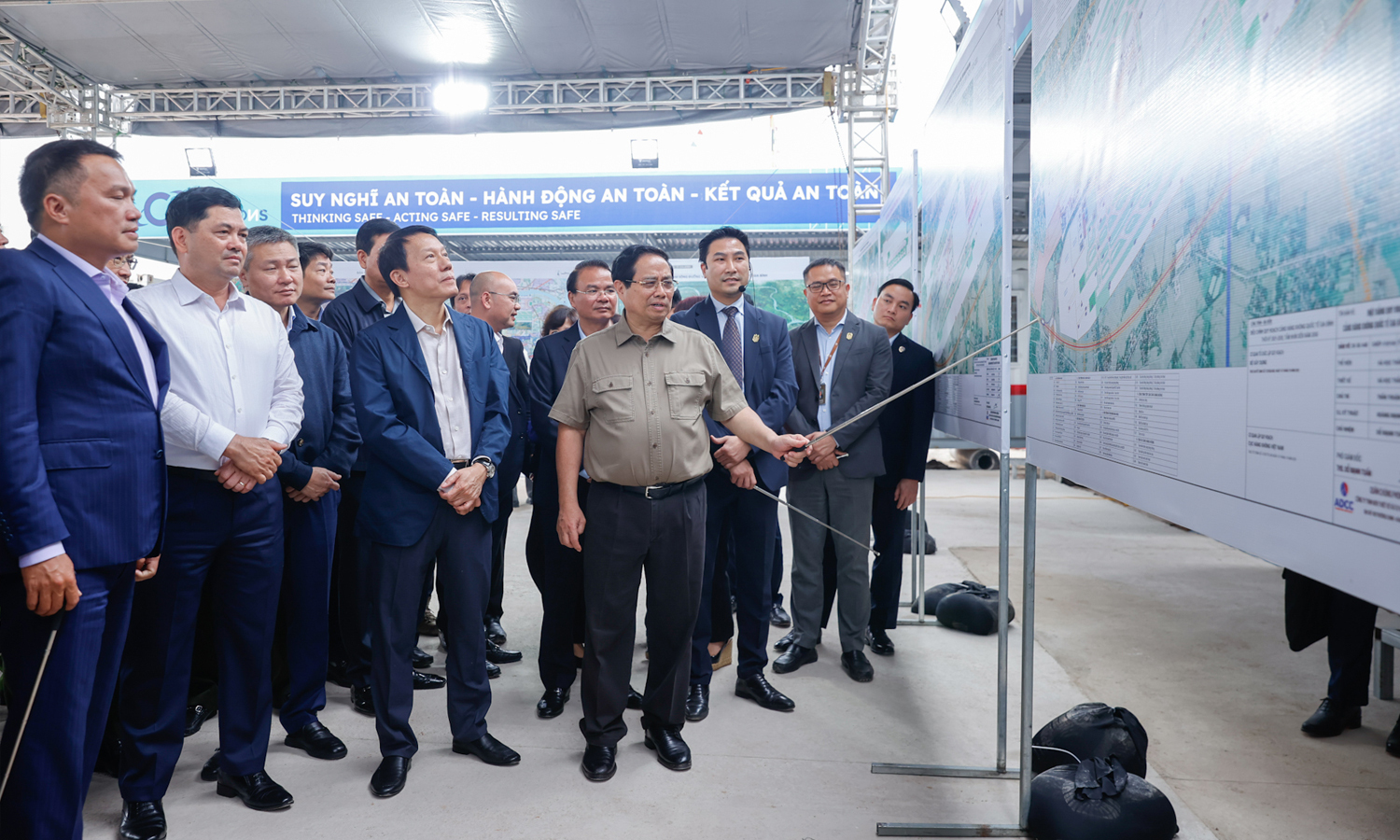 Thủ tướng nghe báo cáo về thi công dự án Cảng hàng không quốc tế Gia Bình (nhà ga VIP), sáng 7/3. (Ảnh: VGP)