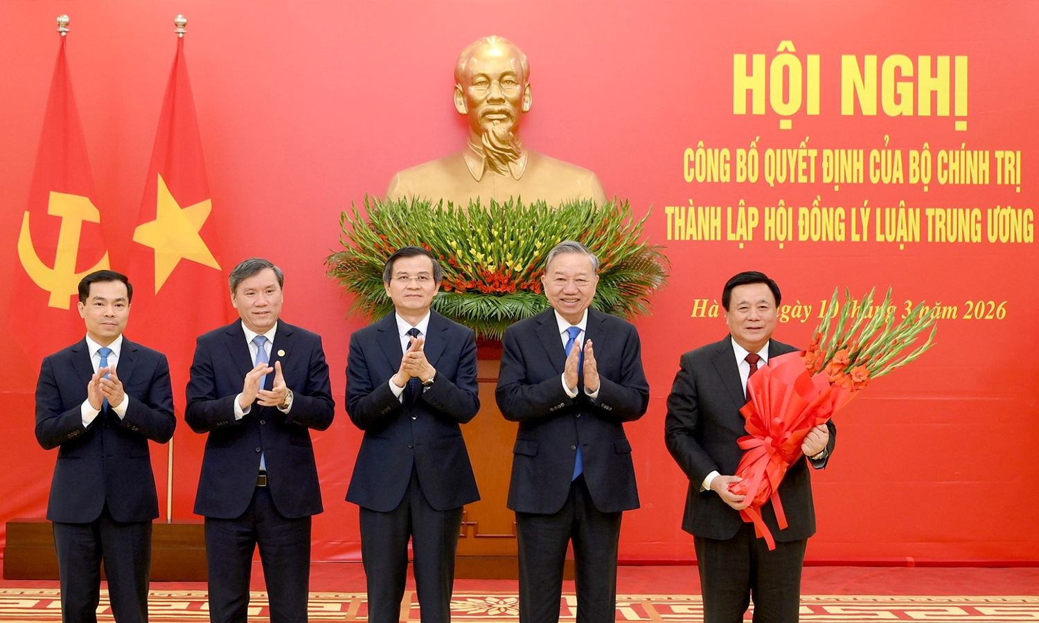 Tổng Bí thư Tô Lâm trao Quyết định thành lập Hội đồng Lý luận Trung ương nhiệm kỳ 2026-2031 tại hội nghị sáng 10/3. (Ảnh: Báo Nhân Dân)