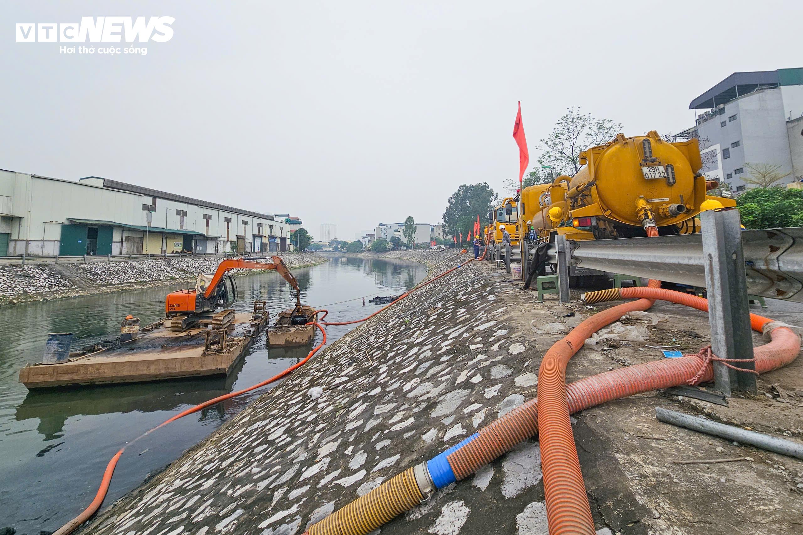 Những ngày này, tại khu vực hạ lưu sông Kim Ngưu (Hà Nội), các công nhân của Công ty TNHH MTV Thoát nước Hà Nội khẩn trương triển khai công tác nạo vét bùn nhằm khơi thông dòng chảy trước mùa mưa bão. Dù điều kiện làm việc vất vả, các công nhân vẫn làm việc liên tục để bảo đảm tiến độ thi công.