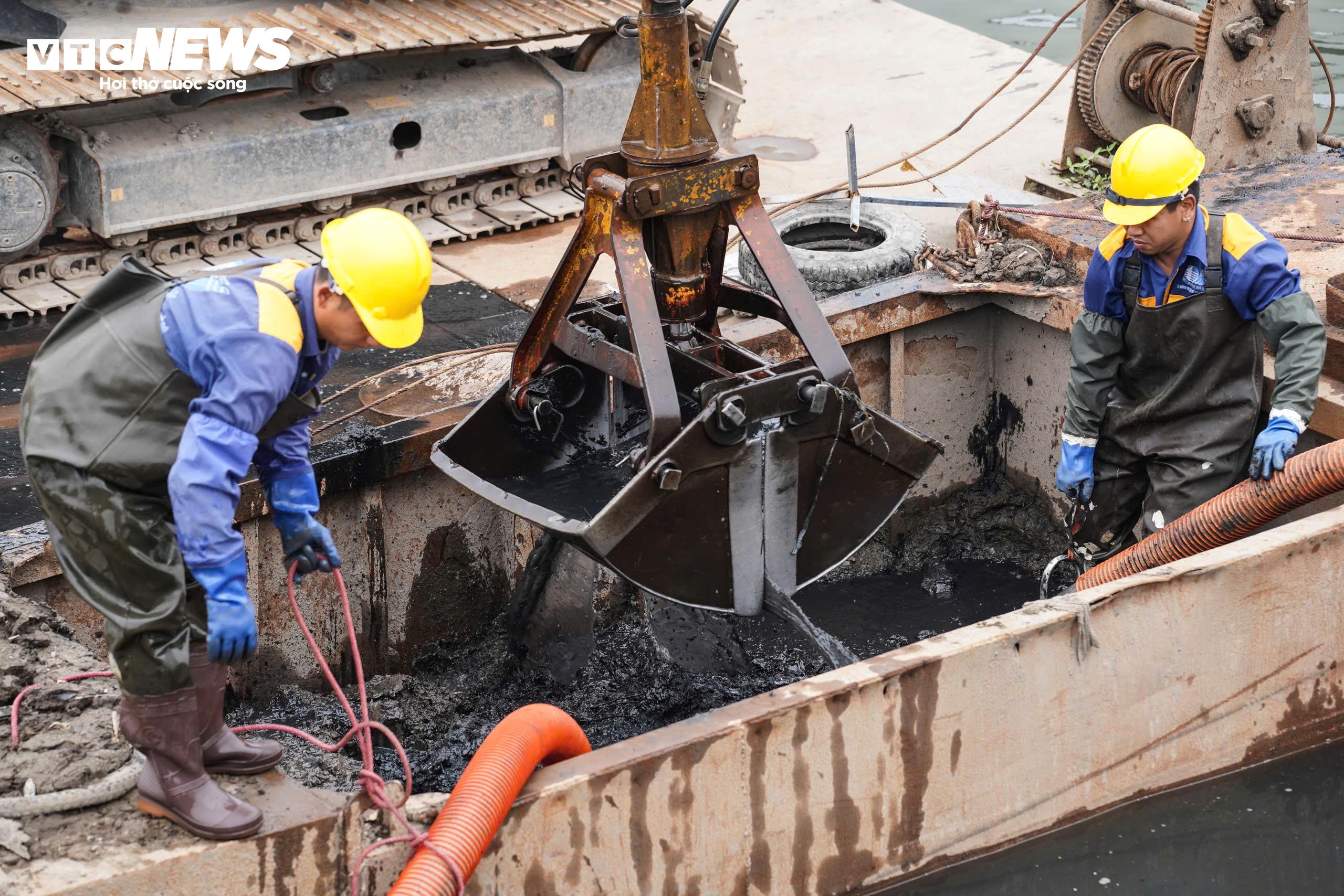 Một trong những khâu quan trọng nhất của dây chuyền thi công là điều khiển ống hút để hút bùn từ thùng chứa vào các xe téc vận chuyển. Đứng dưới dòng nước đục, đôi tay liên tục điều khiển ống hút, anh Nguyễn Tôn Cường (32 tuổi) cho biết công việc này rất vất vả và đòi hỏi sự cẩn thận trong quá trình thực hiện.