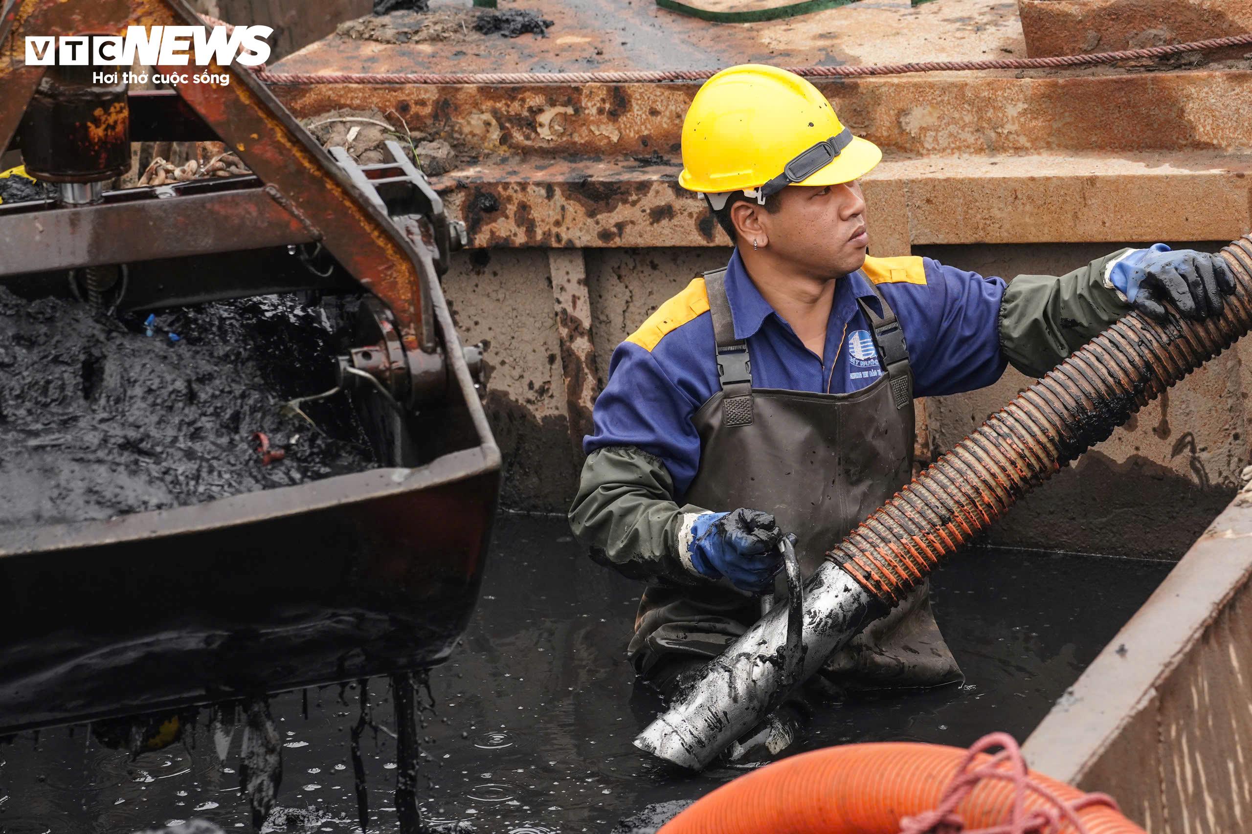 Theo anh Cường, mỗi ca làm việc thường kéo dài khoảng 6 tiếng. Trong thời gian đó, anh phải ngâm mình dưới lớp bùn đặc để điều khiển vòi hút. “Trong bùn có rất nhiều loại rác thải như bình hoa vỡ, đĩa vỡ, khung cửa sổ, thậm chí có cả dao cùn bị vứt xuống sông. Nếu không cẩn thận có thể bị đâm vào tay hoặc chân. Có những đoạn rác thải sinh hoạt nhiều quá, thi công xong thì mùi rác ám vào cả quần áo, đầu tóc. Về nhà tắm rửa rồi mà vẫn còn thoang thoảng mùi. Sông sạch thì người mình sẽ sạch, khi nào sông nặng mùi thì mình cũng như sông”, anh Cường nói.