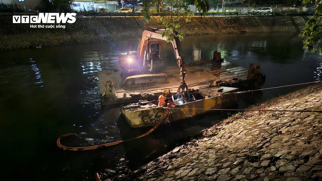 Theo ông Hòa, tiến độ công trình dự kiến hoàn thành trước ngày 30/6. Để bảo đảm tiến độ, đơn vị đã huy động tối đa máy móc, thiết bị và nhân lực, tổ chức thi công cả ban ngày lẫn ban đêm. “Mỗi ngày, đơn vị cố gắng vận chuyển khoảng 200 - 250m³ bùn về bãi bùn Yên Sở, tương đương khoảng 300 tấn bùn”, ông Hòa cho biết.