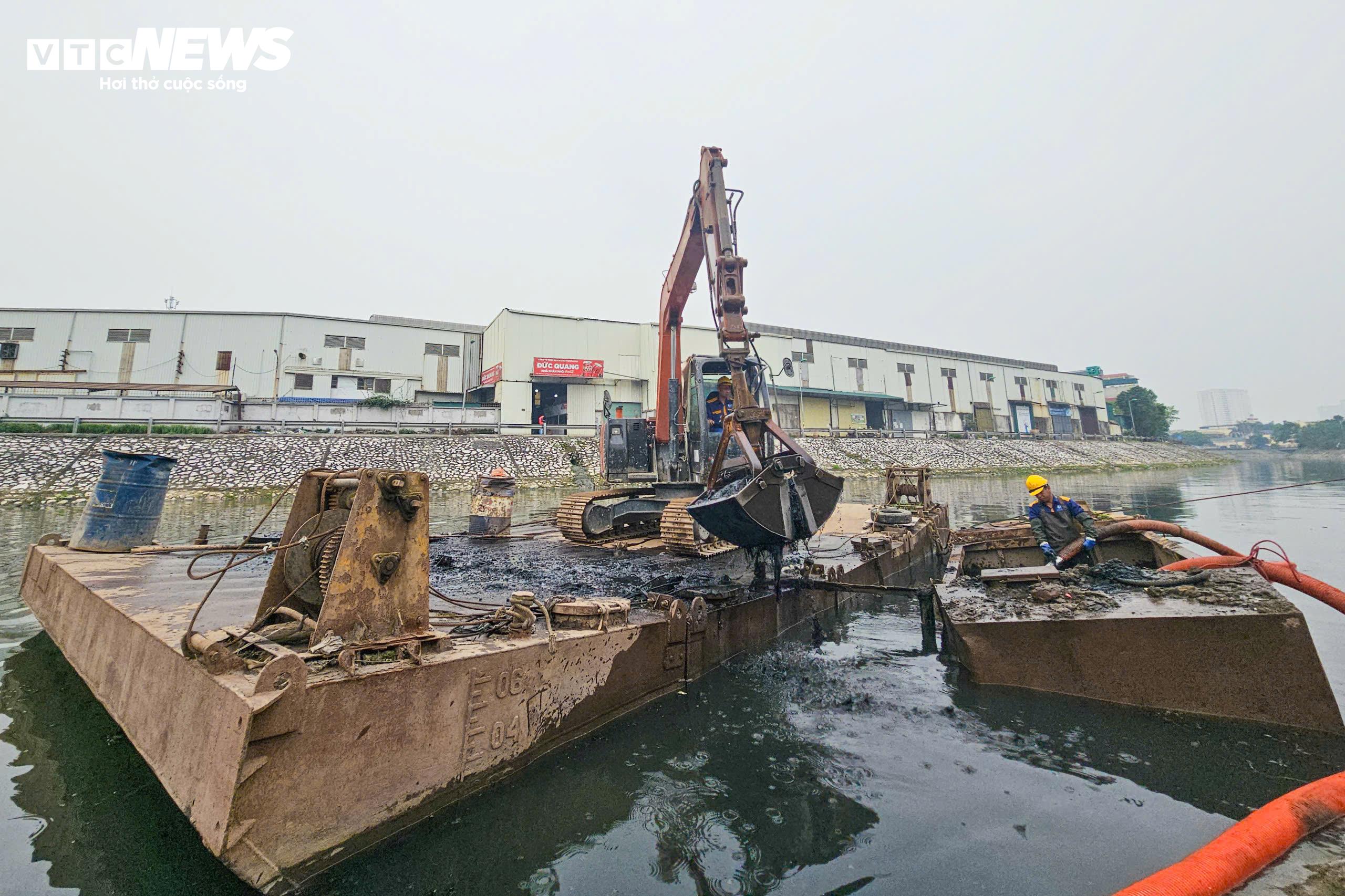 Theo đơn vị thi công, đoạn hạ lưu sông Kim Ngưu được nạo vét có chiều dài gần 2km, với tổng khối lượng khoảng 24.000m³ bùn cần xử lý. Qua kiểm tra, đánh giá, lớp bùn tại nhiều khu vực dày từ 70–80cm.