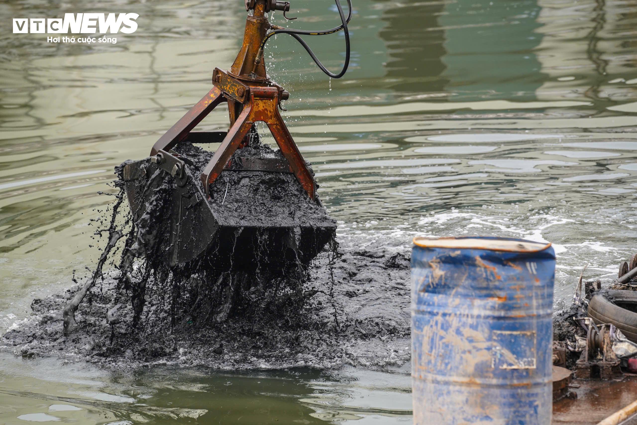 Công tác nạo vét được triển khai đồng bộ với nhiều phương tiện và thiết bị chuyên dụng.
