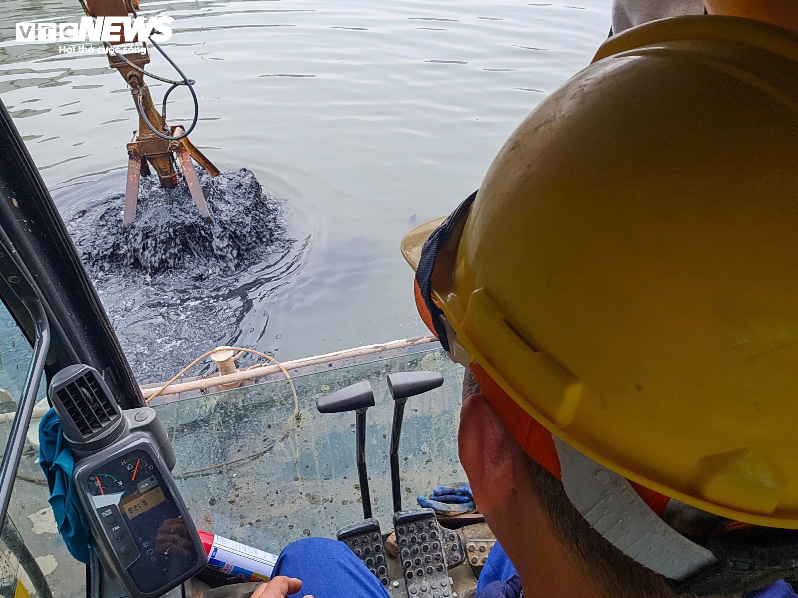 Việc vận hành máy dưới nước đòi hỏi người điều khiển phải có kinh nghiệm và sự tập trung cao độ. Dưới lớp bùn có thể tồn tại nhiều vật cản như sắt, đá hoặc phế thải xây dựng, nếu không quan sát kỹ, gầu máy xúc có thể bị mắc kẹt, va vào vật cứng hoặc làm hỏng thiết bị, gây gián đoạn quá trình thi công.