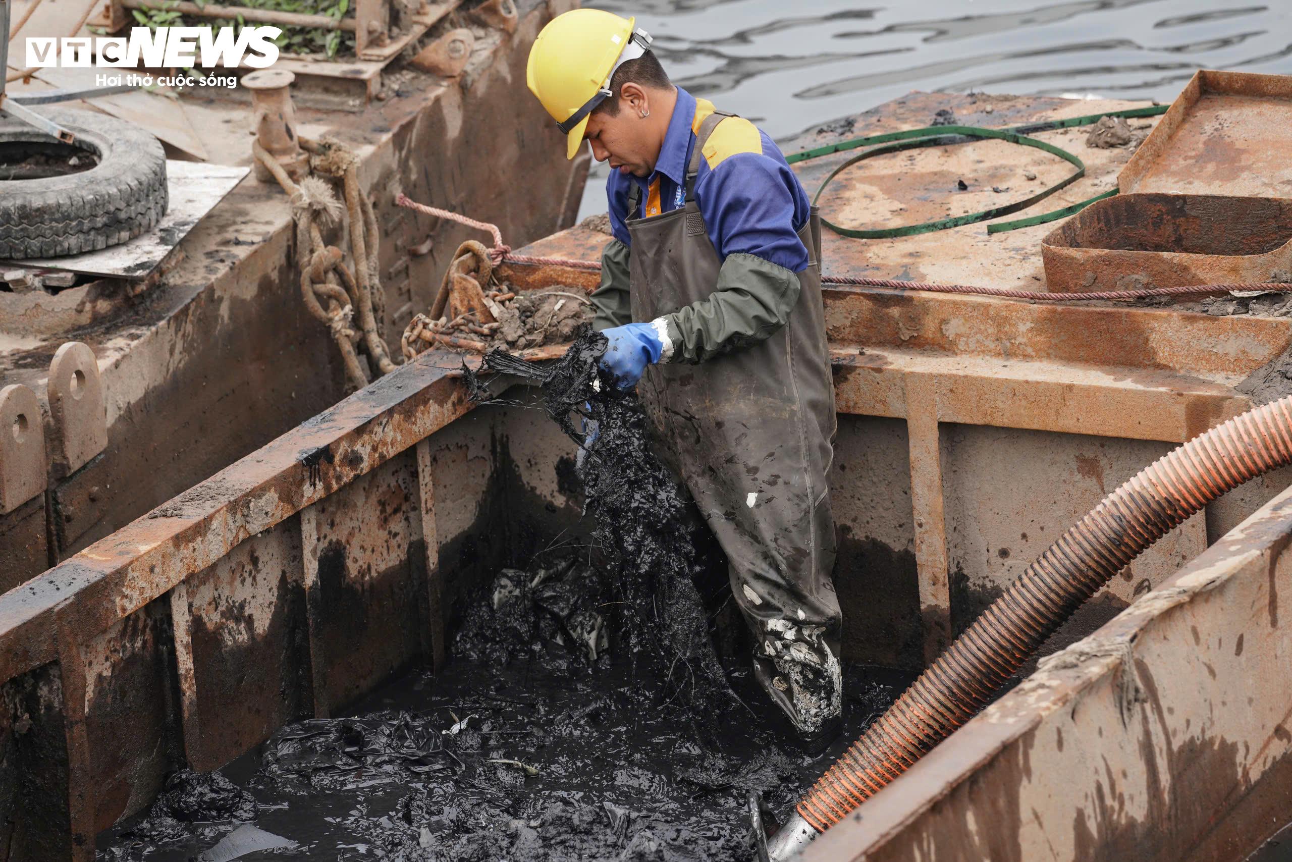 Ngoài lớp bùn tích tụ lâu năm, dưới lòng sông còn có nhiều phế thải xây dựng và rác thải sinh hoạt. Điều này khiến quá trình nạo vét gặp nhiều khó khăn. Trong quá trình hút bùn, công nhân phải sàng lọc để loại bỏ các vật cản như gạch đá, bao tải hoặc phế thải xây dựng. Sau khi được tách ra, các vật này sẽ được vận chuyển lên xe tải để đưa về khu xử lý.