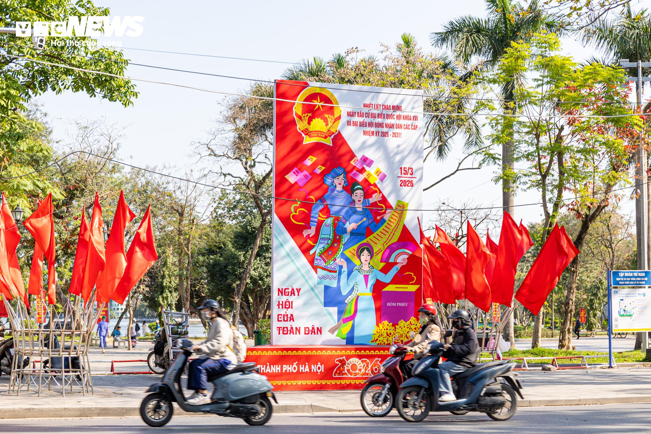 Phố phường Hà Nội rực rỡ cờ hoa trước ngày toàn dân đi bầu cử - 3