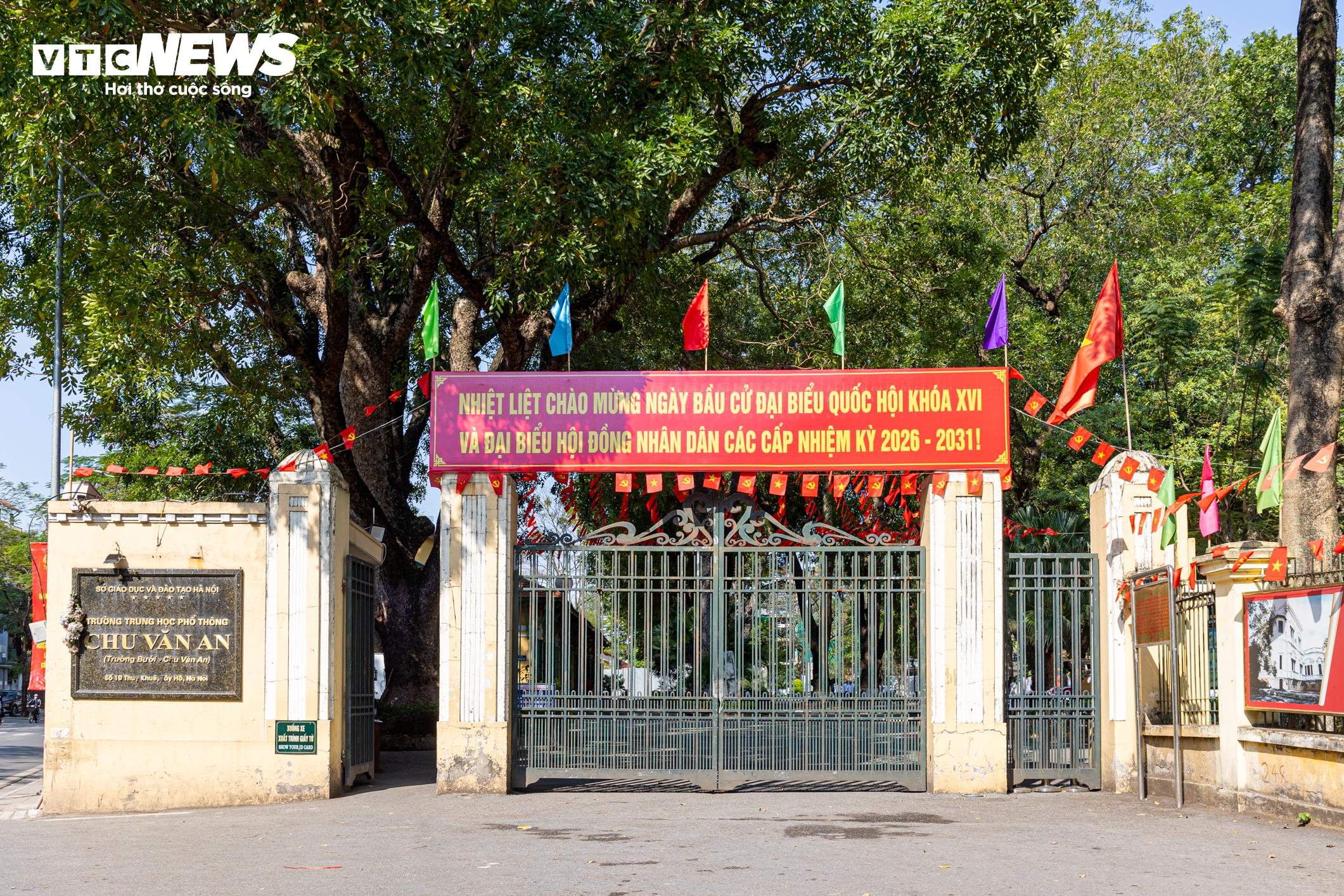 Phố phường Hà Nội rực rỡ cờ hoa trước ngày toàn dân đi bầu cử - 24