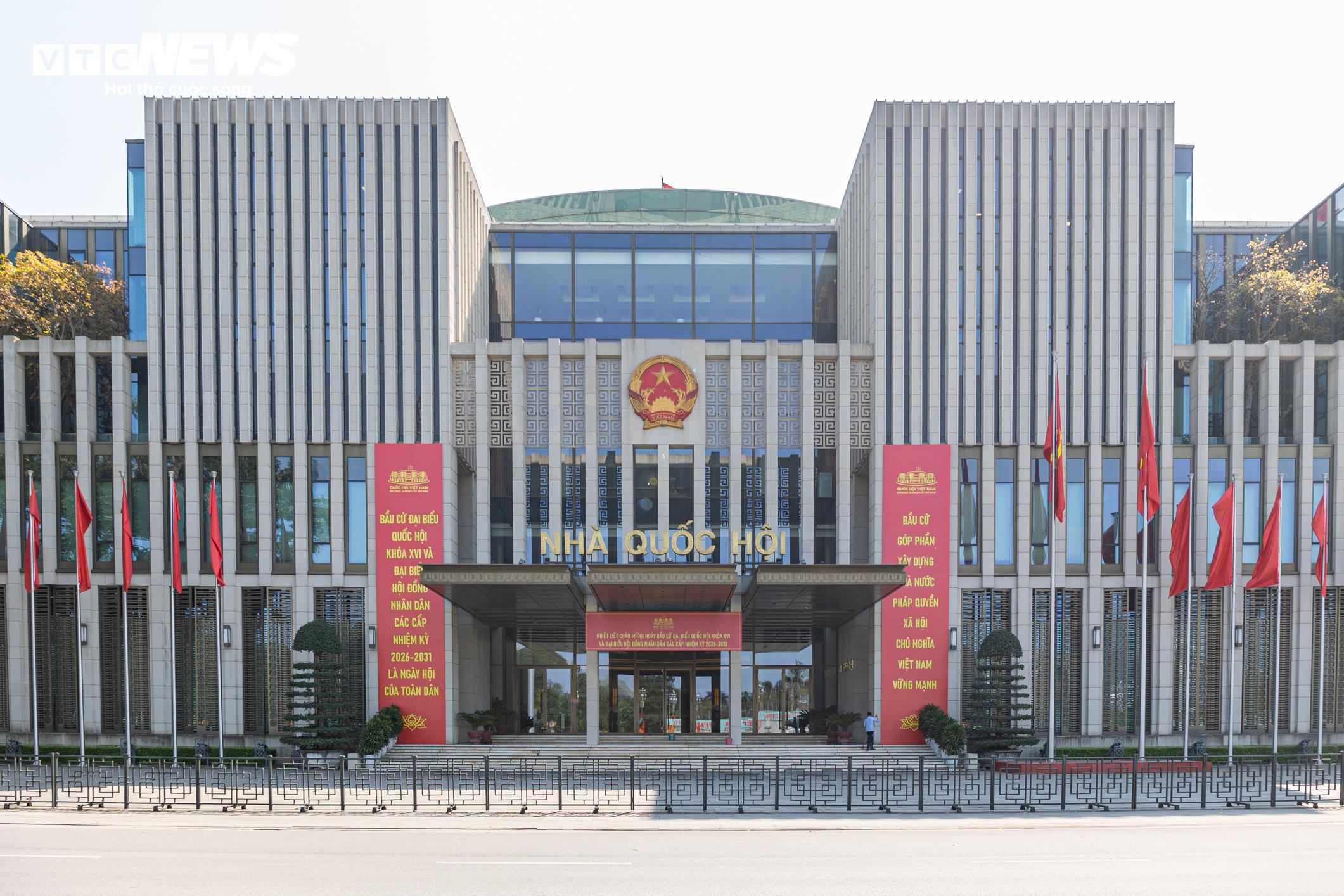 Tại khu vực toà nhà Quốc hội, nhiều cụm pano lớn với nội dung tuyên truyền về bầu cử được dựng lên ở những vị trí dễ quan sát, góp phần lan tỏa thông tin về ngày hội toàn dân.