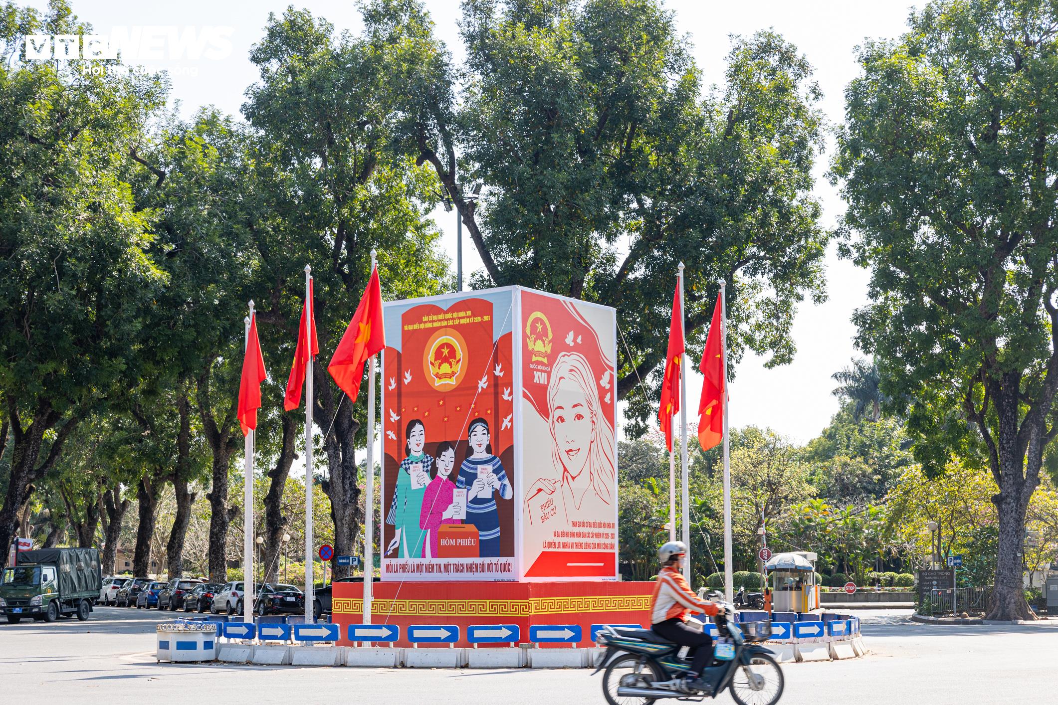 Dọc các tuyến đường trung tâm, băng rôn và khẩu hiệu chào mừng ngày bầu cử được treo ngay ngắn.