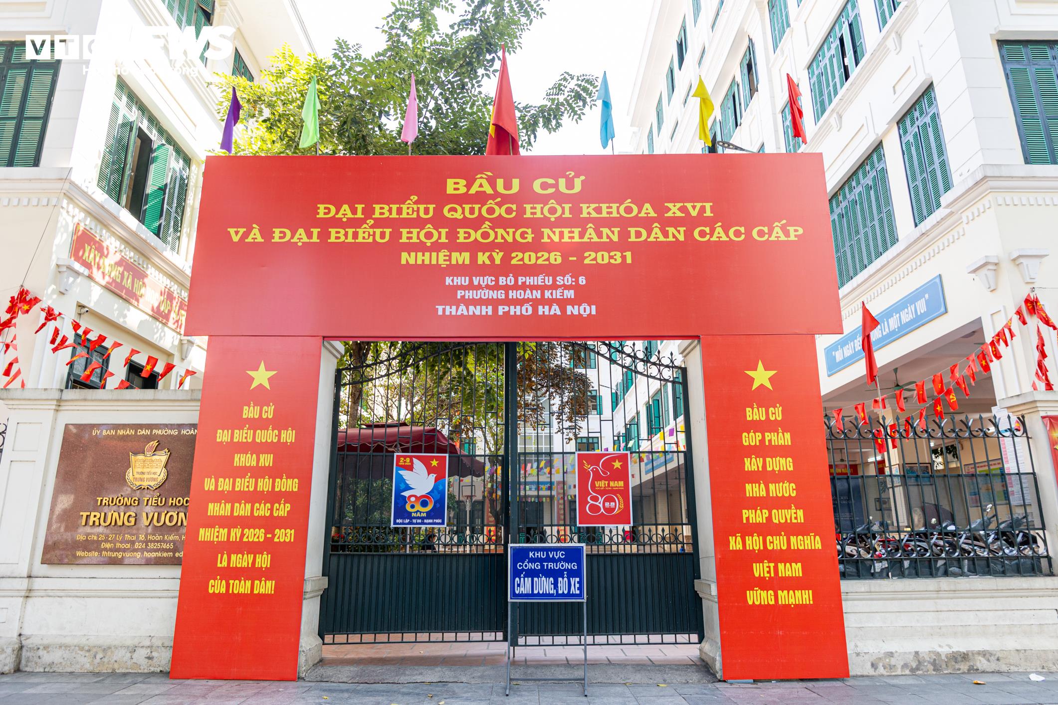 Phố phường Hà Nội rực rỡ cờ hoa trước ngày toàn dân đi bầu cử - 26