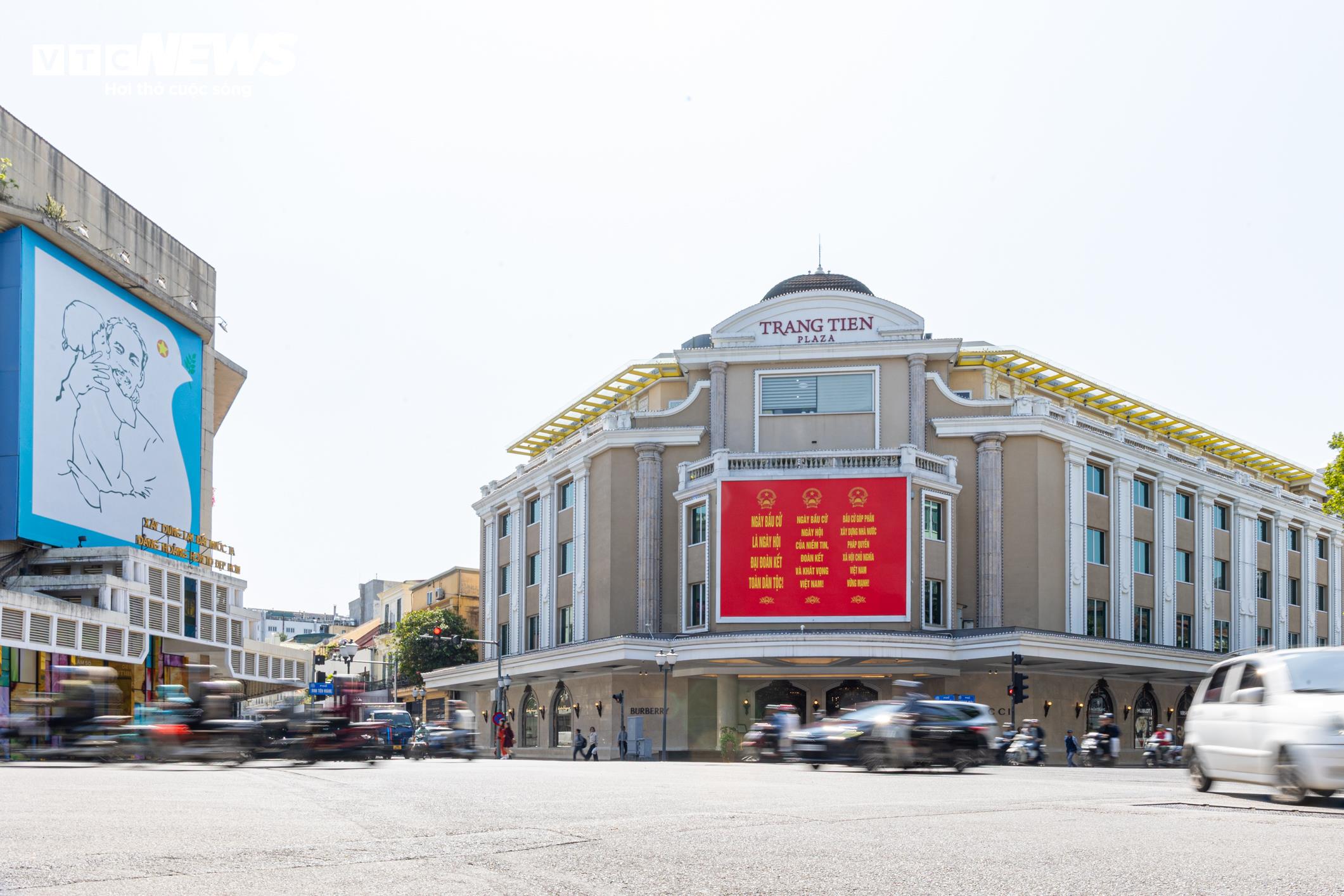 Khu vực quanh Hồ Gươm cũng trở nên sinh động hơn với các cụm pano nhiều mặt được thiết kế nổi bật. Những bảng tuyên truyền được đặt ở các điểm dễ nhìn, tạo sự chú ý cho người đi bộ và du khách.