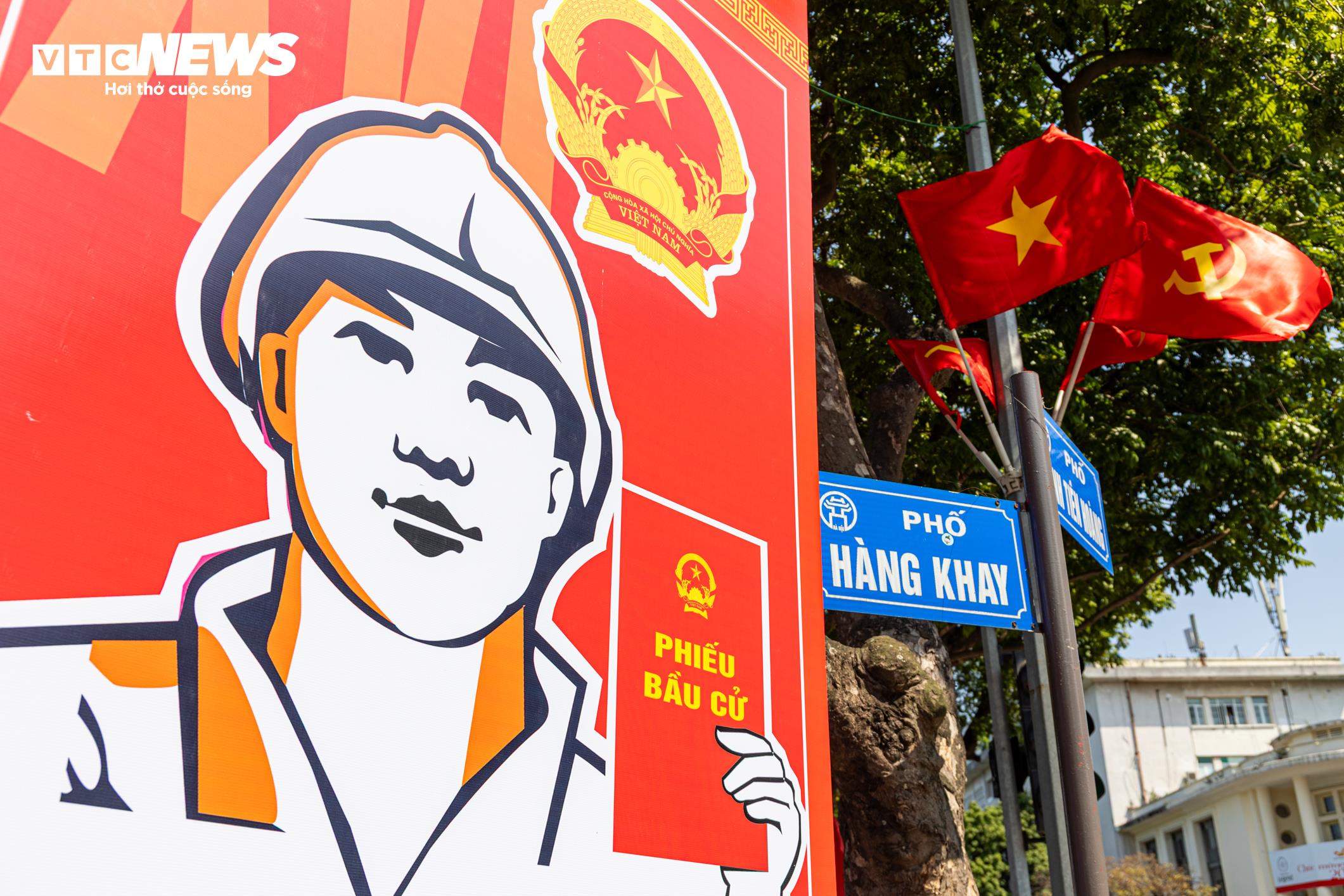 Phố phường Hà Nội rực rỡ cờ hoa trước ngày toàn dân đi bầu cử - 10