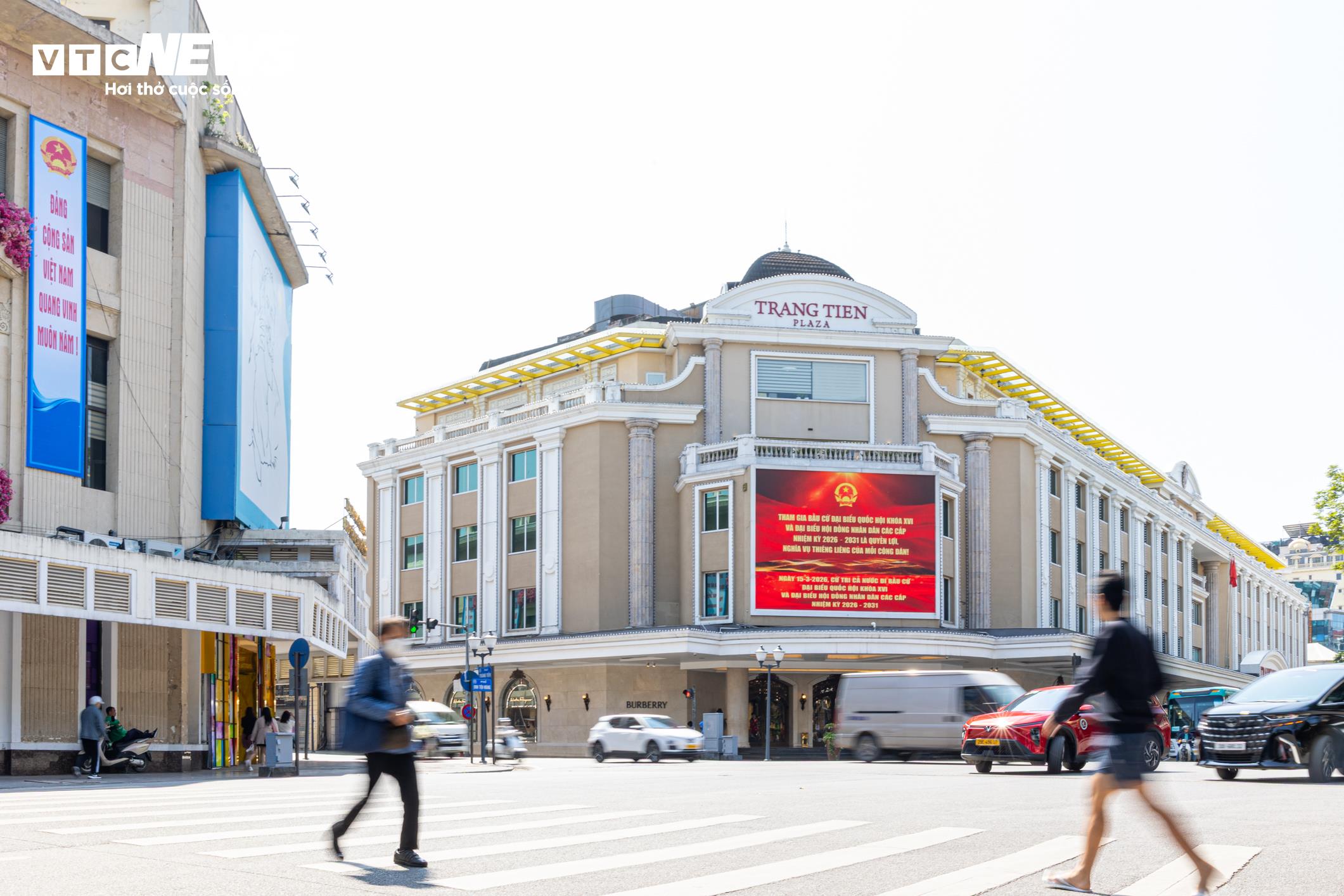 Phố phường Hà Nội rực rỡ cờ hoa trước ngày toàn dân đi bầu cử - 11