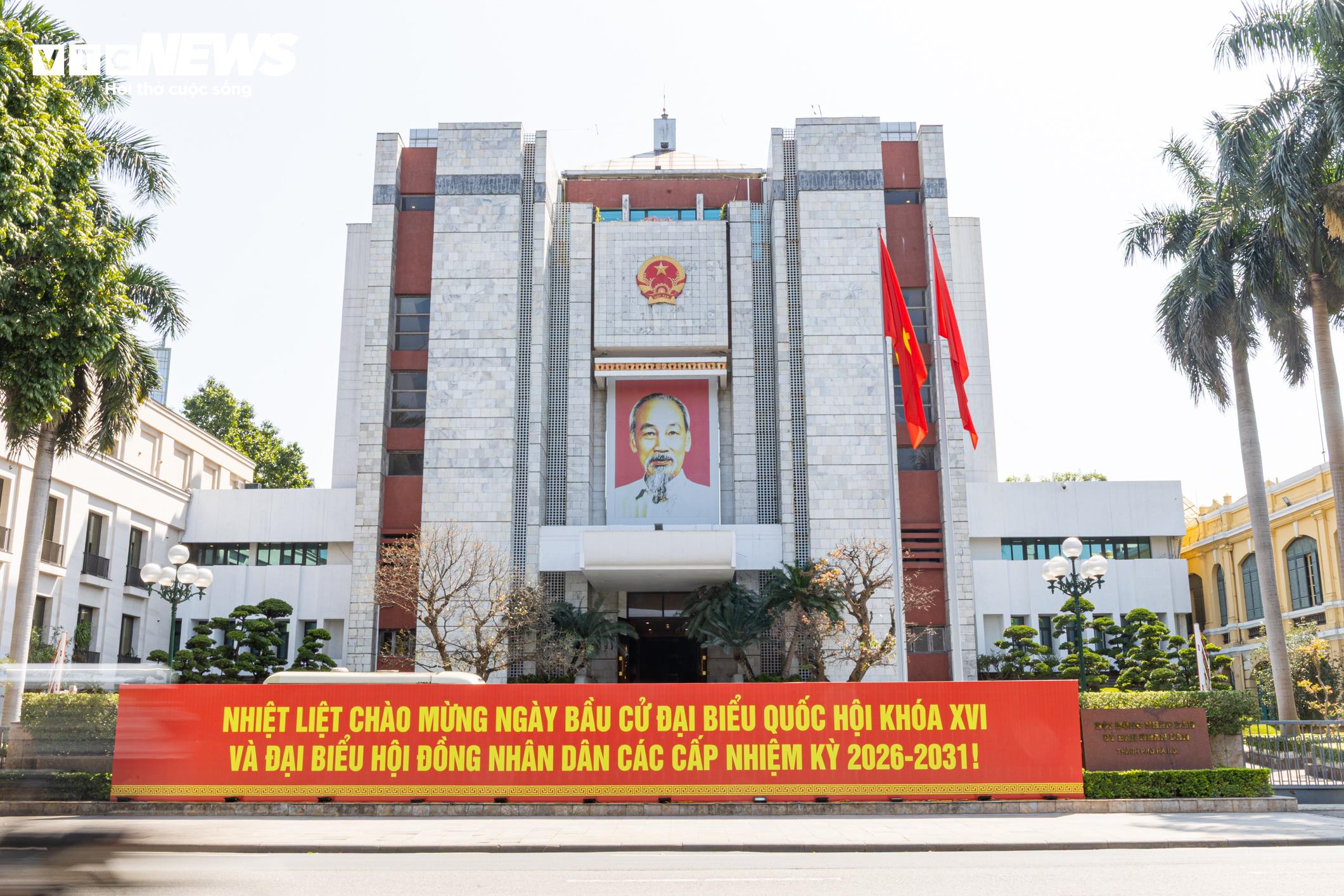 Phố phường Hà Nội rực rỡ cờ hoa trước ngày toàn dân đi bầu cử - 12