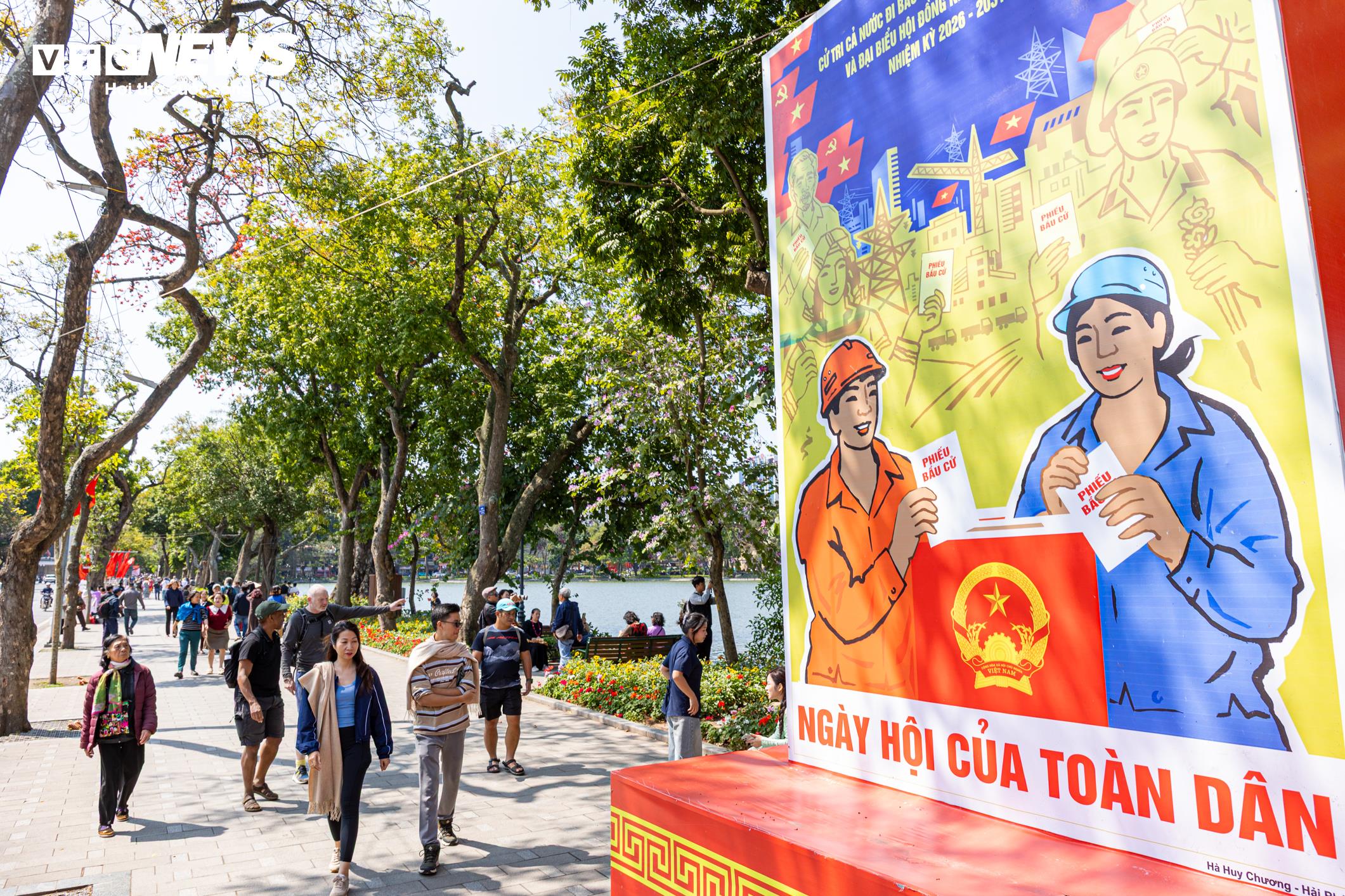 Phố phường Hà Nội rực rỡ cờ hoa trước ngày toàn dân đi bầu cử - 13