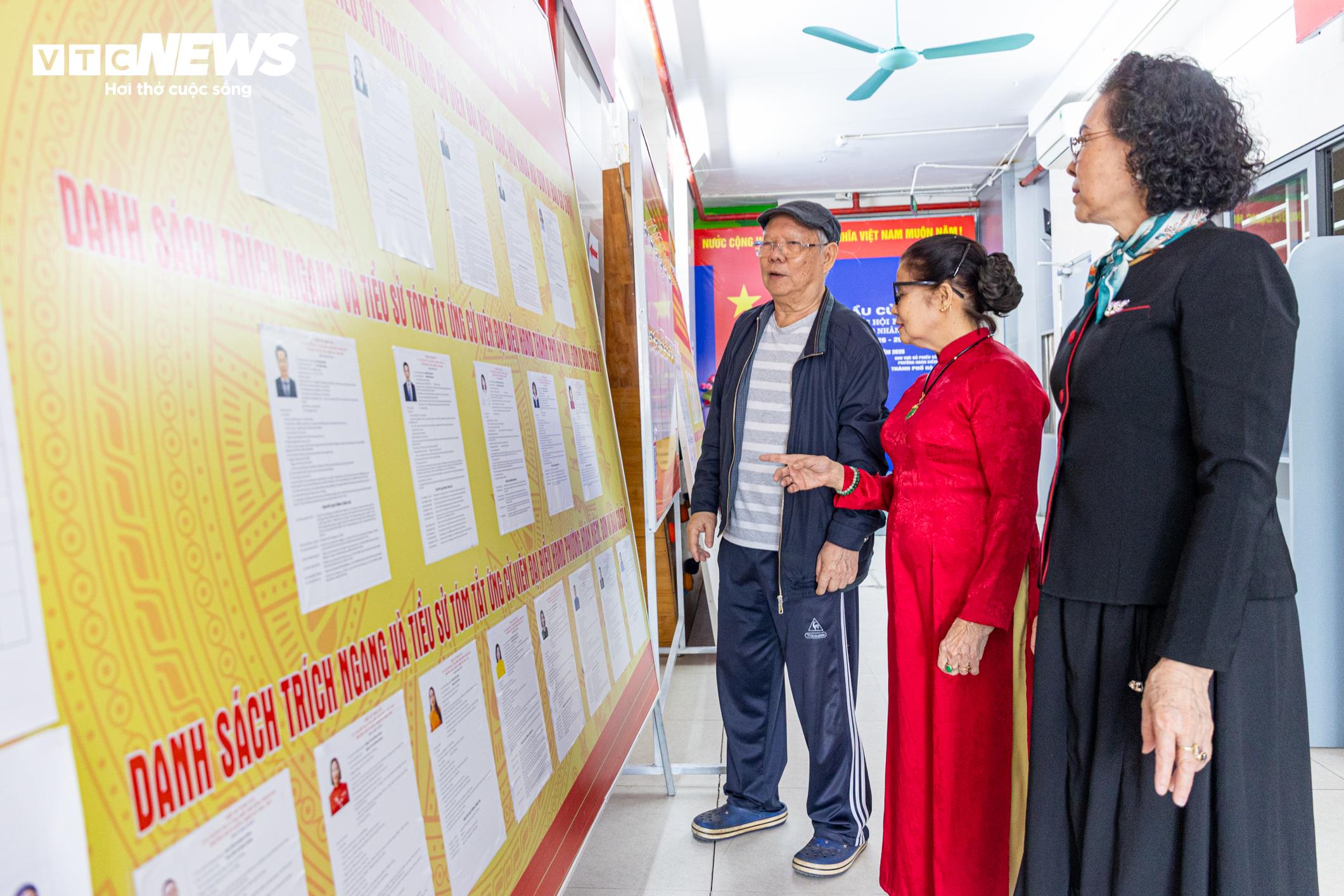 Phố phường Hà Nội rực rỡ cờ hoa trước ngày toàn dân đi bầu cử - 15