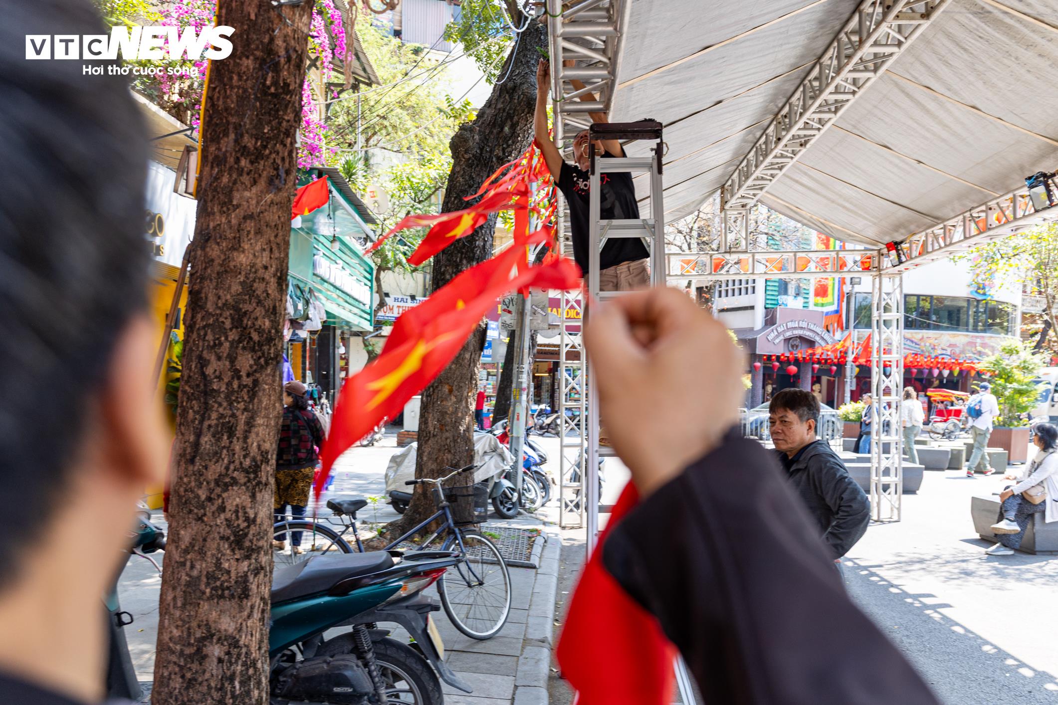 Công tác chuẩn bị tại điểm bầu cử đã được triển khai từ sớm. Các hạng mục cơ bản như niêm yết danh sách cử tri, chuẩn bị khu vực bỏ phiếu và bố trí không gian phục vụ bầu cử đã được thực hiện. Ban tổ chức cũng lưu ý việc bố trí khu vực bầu cử phù hợp với đặc thù của khu phố cổ, nơi hoạt động kinh doanh và sinh hoạt của người dân diễn ra thường xuyên. Các phương án được tính toán để không ảnh hưởng nhiều đến việc buôn bán của các hộ dân xung quanh.