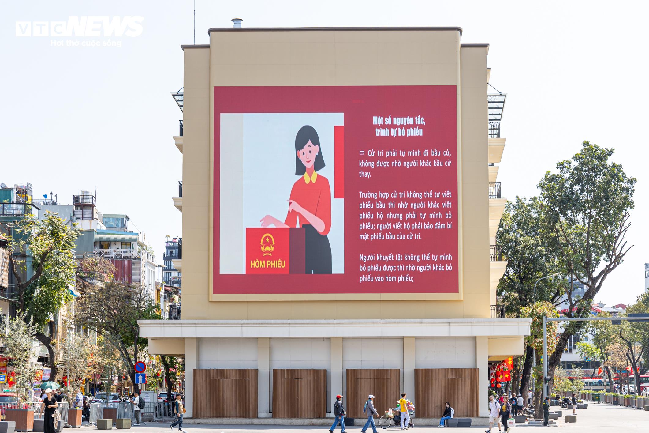 Không gian khu vực quảng trường Đông Kinh - Nghĩa Thục được chỉnh trang gọn gàng, tạo điểm nhấn trong công tác tuyên truyền trực quan.