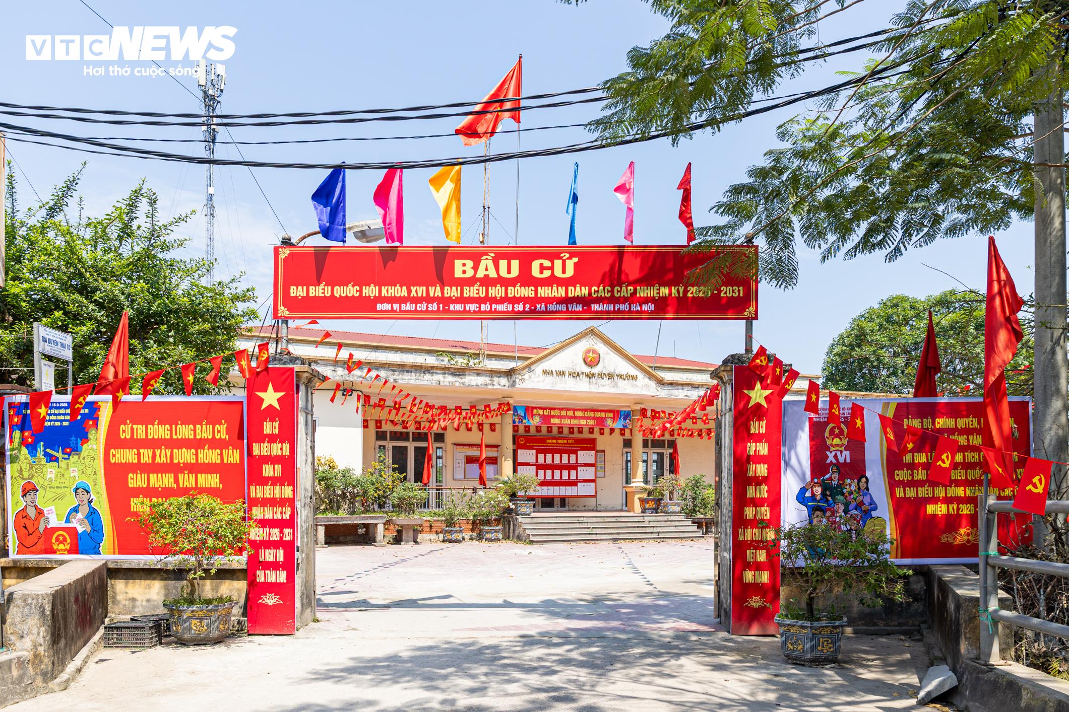 Phố phường Hà Nội rực rỡ cờ hoa trước ngày toàn dân đi bầu cử - 21