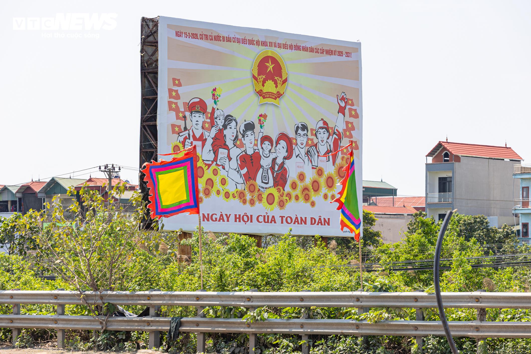 Phố phường Hà Nội rực rỡ cờ hoa trước ngày toàn dân đi bầu cử - 23