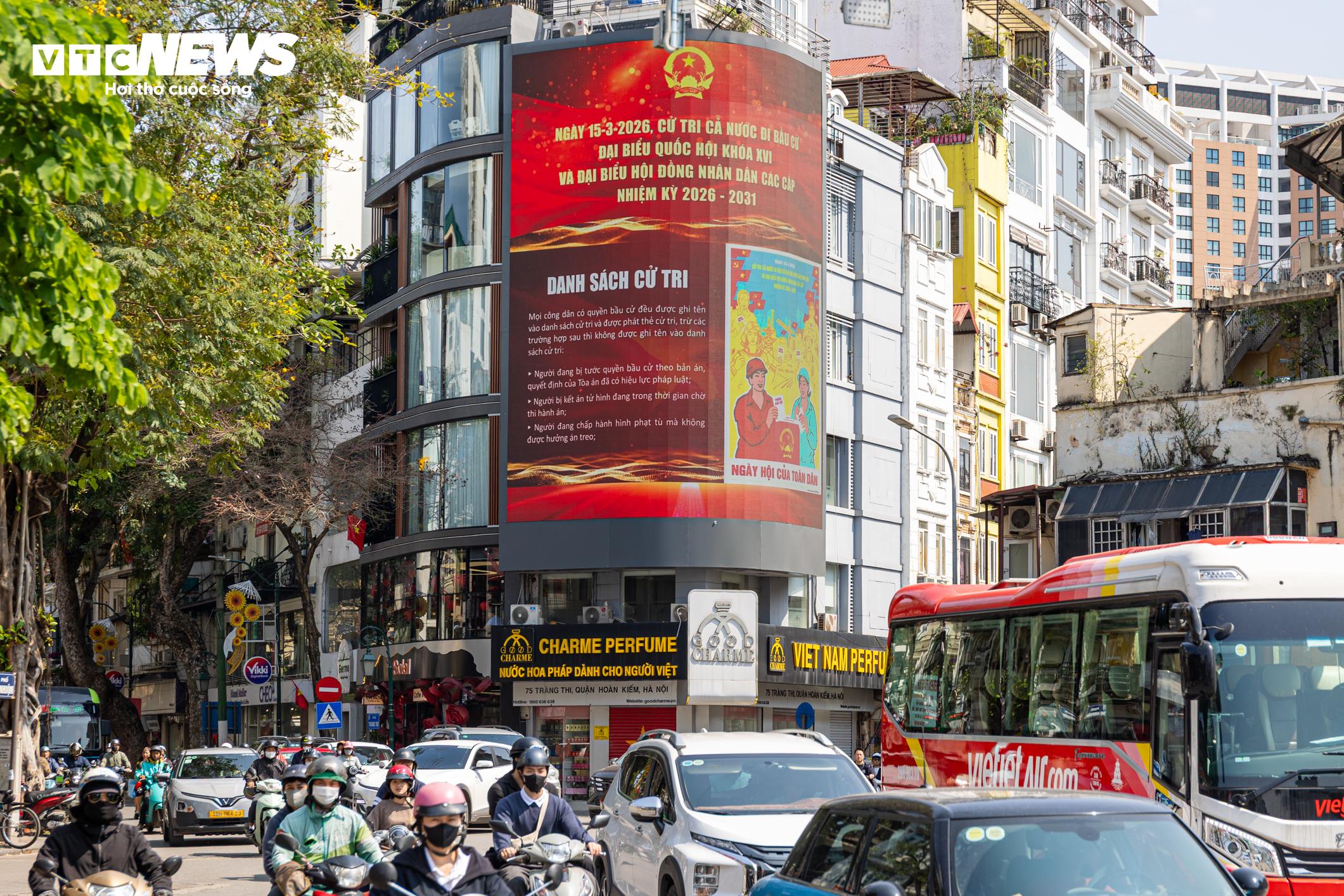 Từ những tuyến phố trung tâm đến các khu dân cư, cờ Tổ quốc, pano và khẩu hiệu tuyên truyền được trang hoàng nổi bật, tạo nên bầu không khí rộn ràng trước ngày hội toàn dân.