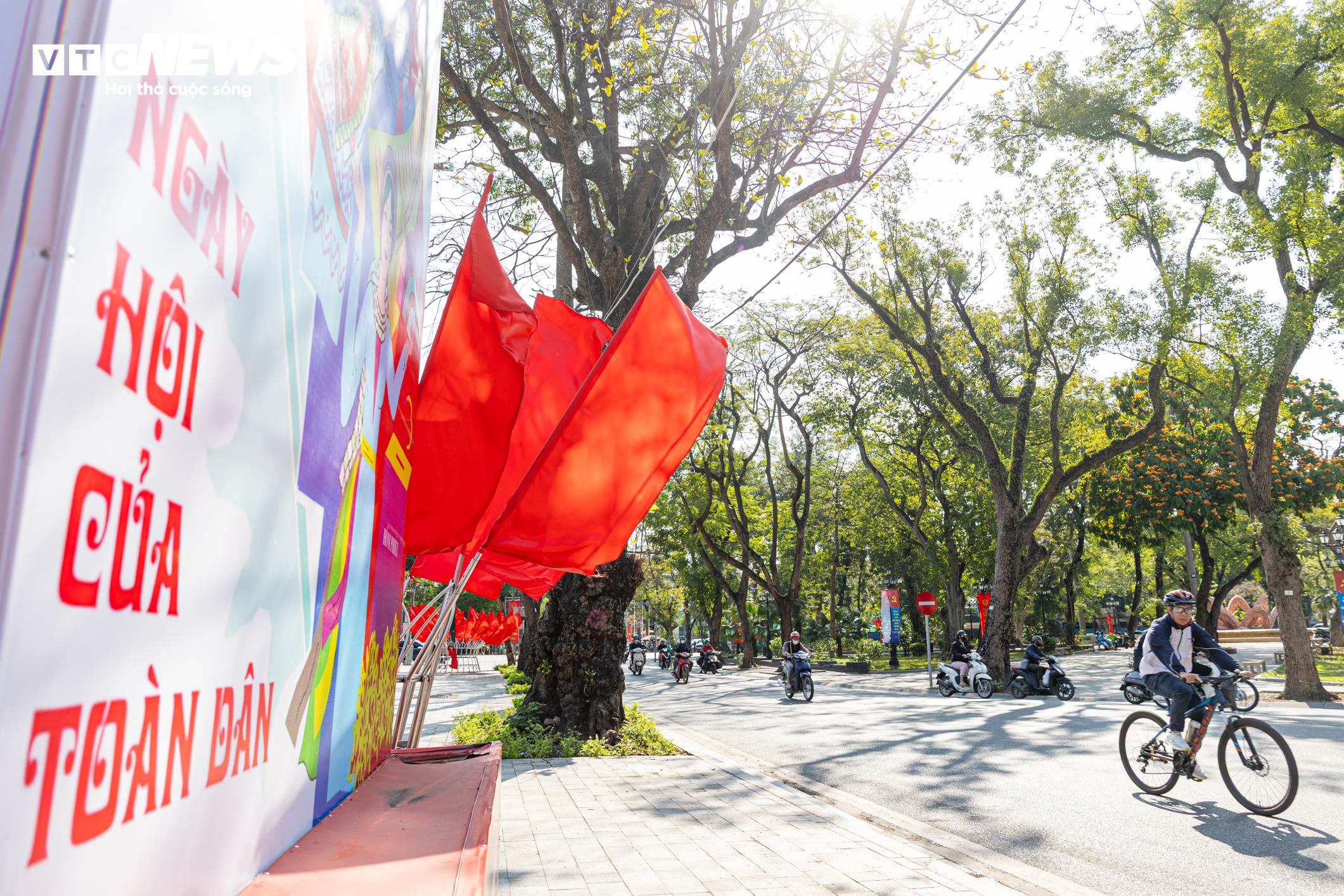 Phố phường Hà Nội rực rỡ cờ hoa trước ngày toàn dân đi bầu cử - 4