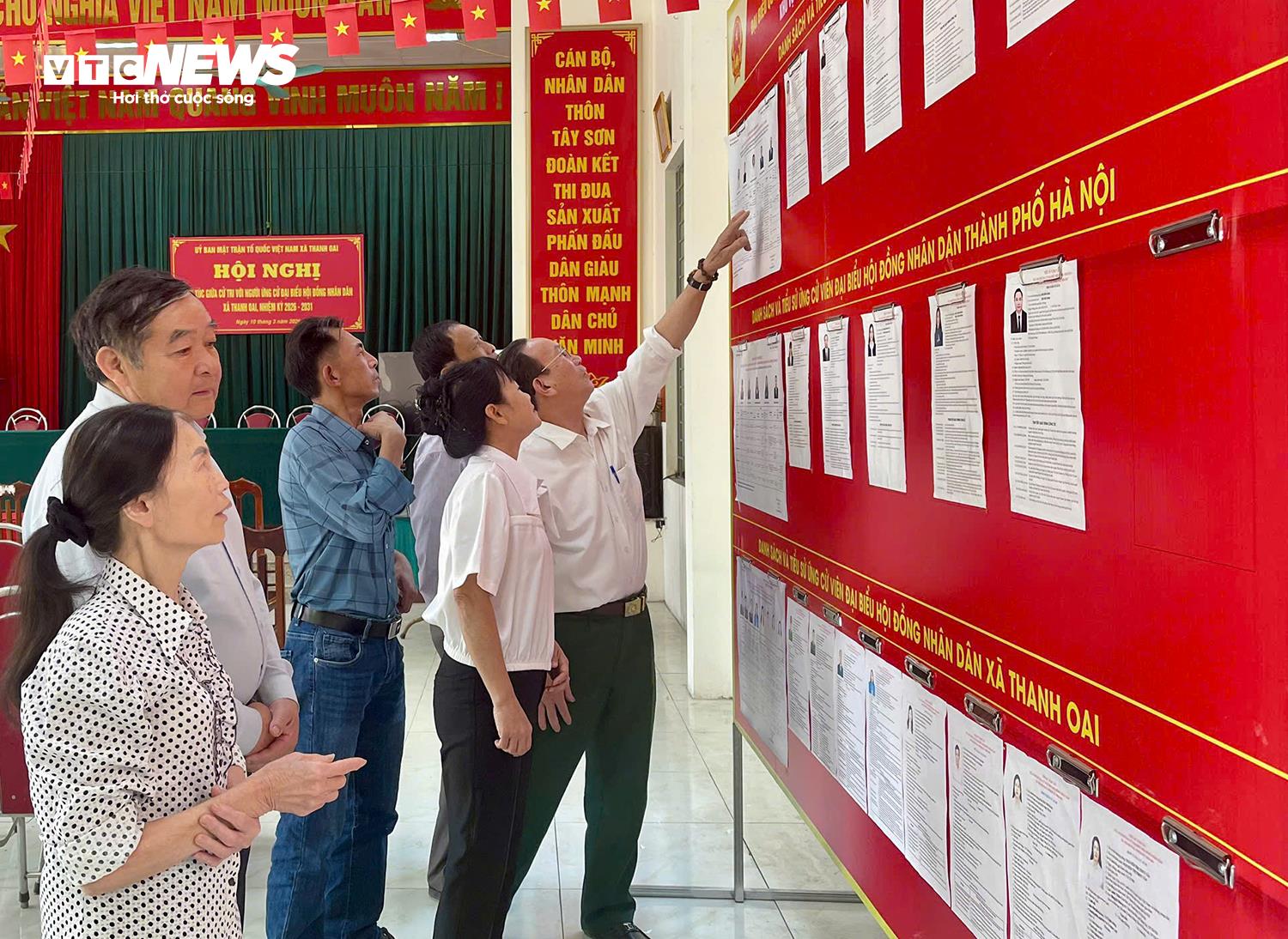 Cử tri tại thôn Tây Sơn (xã Thanh Oai, Hà Nội) tìm hiểu tiểu sử các ứng viên đại biểu Quốc hội và đại biểu HĐND các cấp.