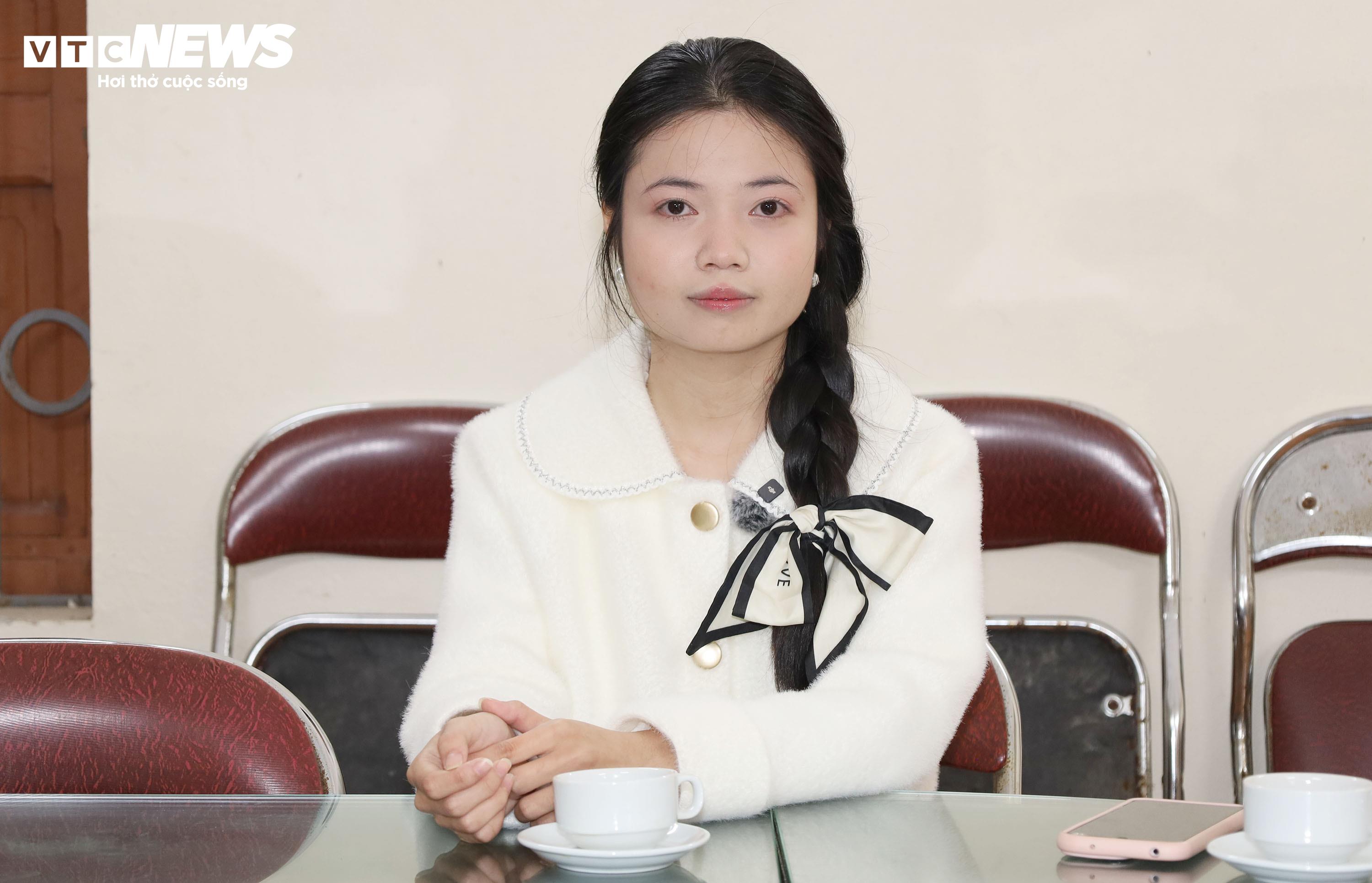 Nữ sinh Đặng Hương Giang (lớp 12A2 Trường THPT Toàn Thắng), Huynh trưởng Xứ đoàn Carlo Acutis Đông Côn).