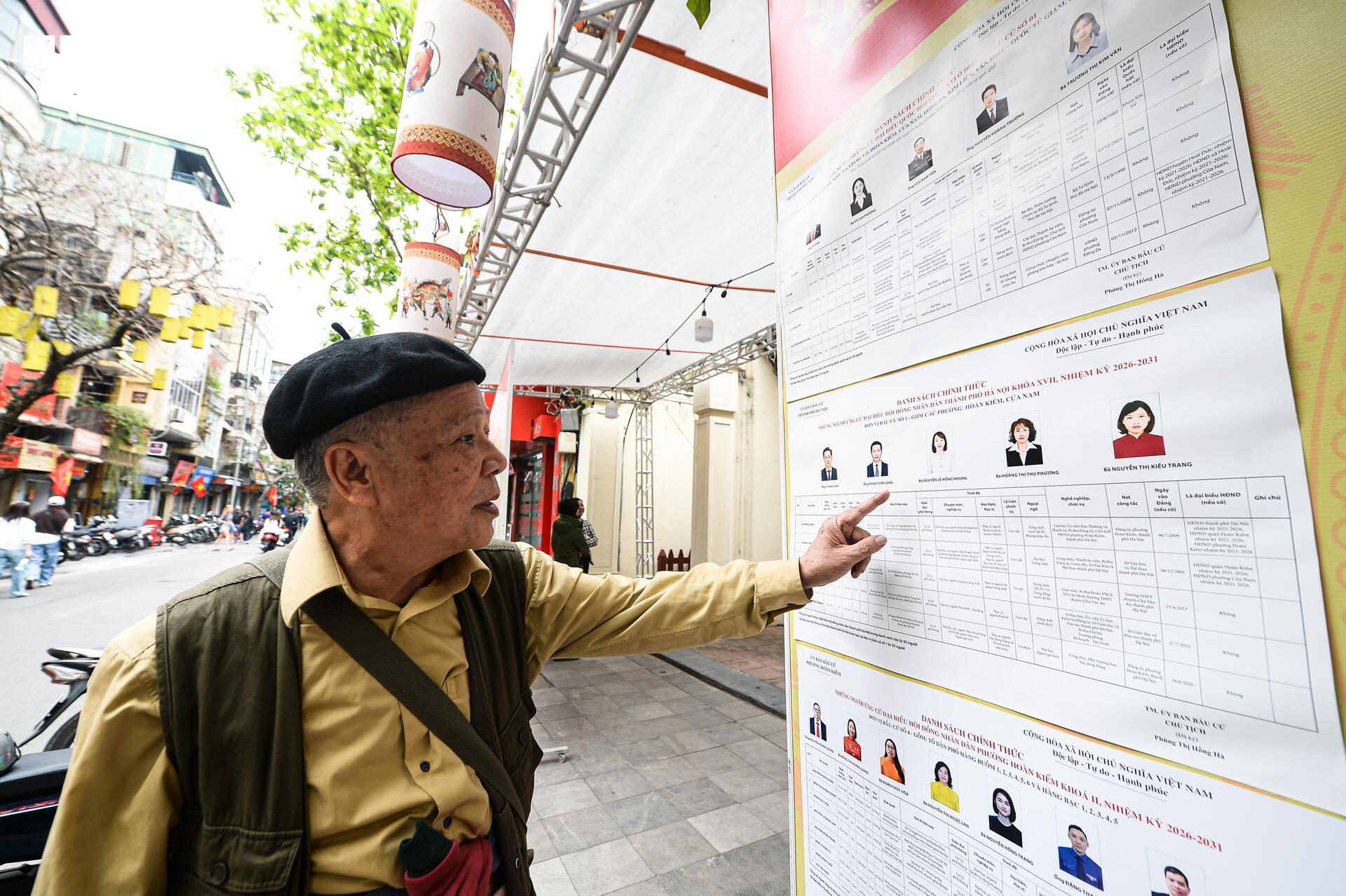 Cử tri phường Hoàn Kiếm (Hà Nội) tìm hiểu thông tin các ứng viên đại biểu Quốc hội và đại biểu HĐND các cấp trước ngày bầu cử. (Ảnh: Viên Minh)