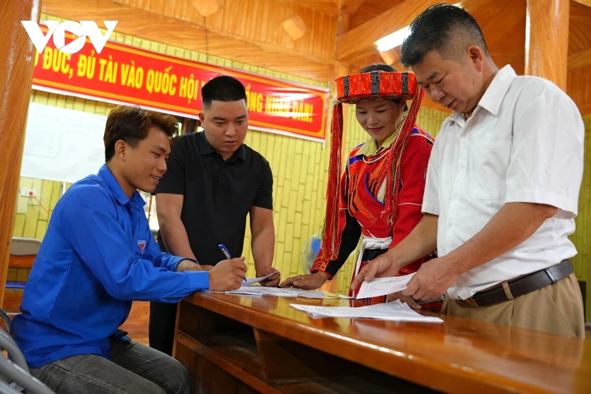 Tại Khu vực bỏ phiếu số 12 (thôn Minh Thượng, xã Tân Quang), anh Tả Trung Thức (áo đen), Trưởng thôn Minh Thượng cùng các cán bộ cơ sở kiểm đếm thẻ cử tri, sẵn sàng trao tận tay thẻ cử tri đến người dân. Công tác chuẩn bị từ khâu tuyên truyền, rà soát danh sách, phát thẻ cử tri, sắp xếp và kiểm đếm phiếu bầu đều được triển khai chặt chẽ, đúng quy trình.