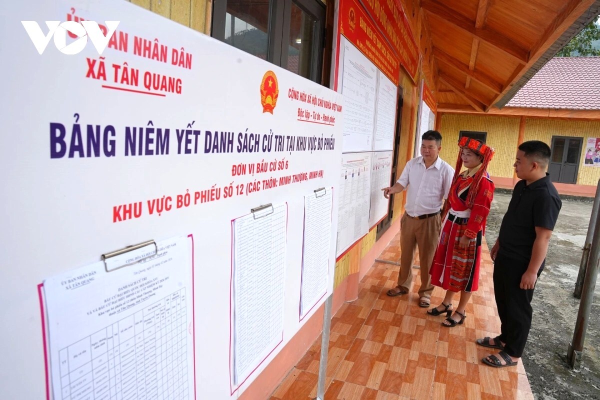 Chỉ còn 2 ngày nữa, cử tri cả nước sẽ tham gia bầu cử đại biểu Quốc hội khóa XVI và đại biểu HĐND các cấp nhiệm kỳ 2026–2031. Tại xã vùng III Tân Quang, tỉnh Tuyên Quang (Hà Giang cũ), công tác chuẩn bị đang được triển khai khẩn trương. Đặc biệt, địa phương chú trọng các hình thức tuyên truyền phù hợp để đồng bào dân tộc thiểu số, người lớn tuổi chưa hiểu rõ tiếng phổ thông vẫn nắm rõ thông tin và thực hiện đầy đủ quyền, nghĩa vụ công dân.