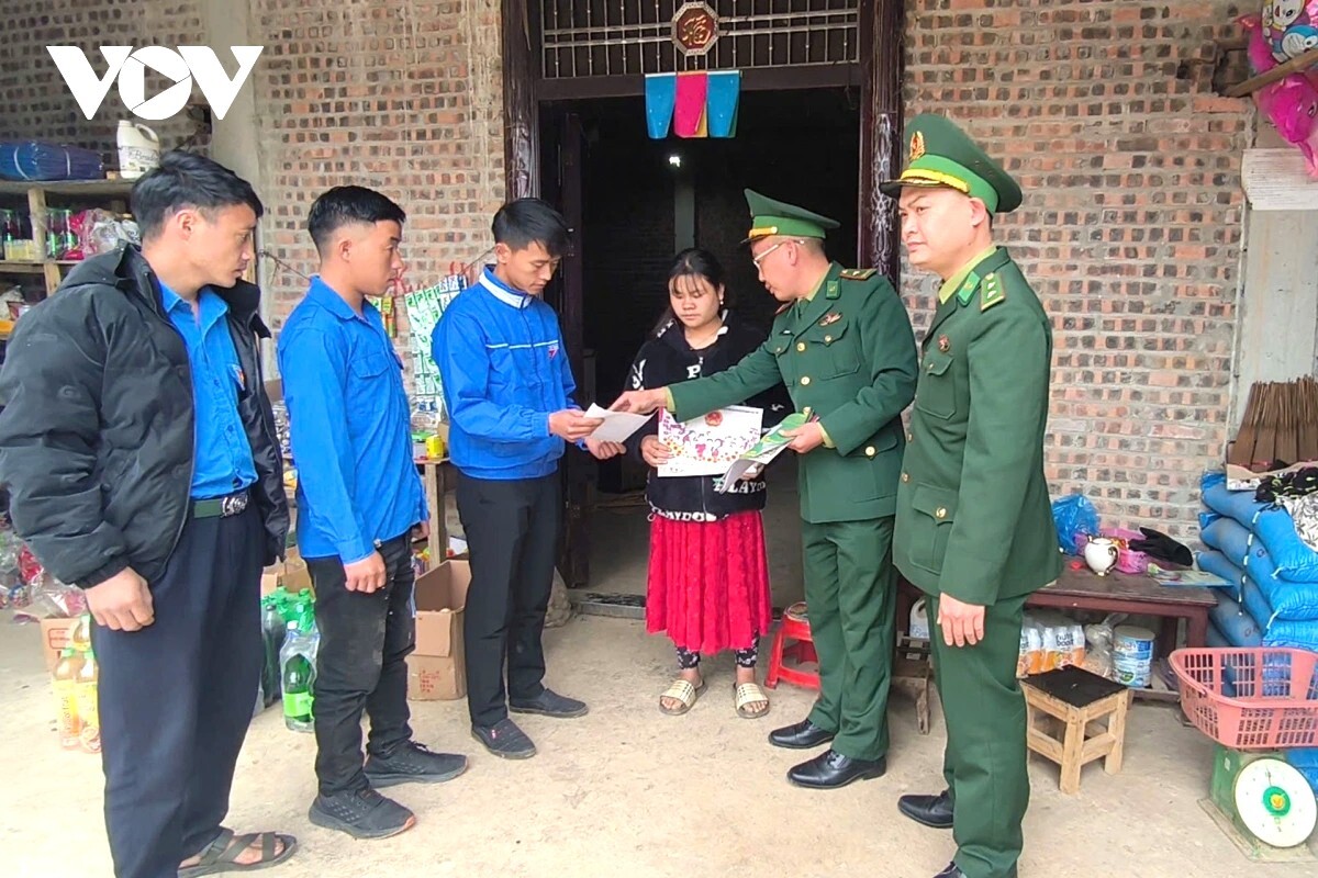 Điểm đặc biệt là nội dung tuyên truyền được thực hiện bằng hai thứ tiếng: Tiếng phổ thông và tiếng dân tộc, giúp đồng bào dễ dàng tiếp cận thông tin. Ngoài ra, dịp này Đồn Biên phòng Lũng Cú còn áp dụng công nghệ thông tin, chuyển đổi số vào công tác tuyên truyền, bằng việc tạo các mã QR chứa các nội dung tuyên truyền để người dân có thể sử dụng điện thoại thông minh để tra cứu các nội dung liên quan đến công tác bầu cử dễ dàng hơn.