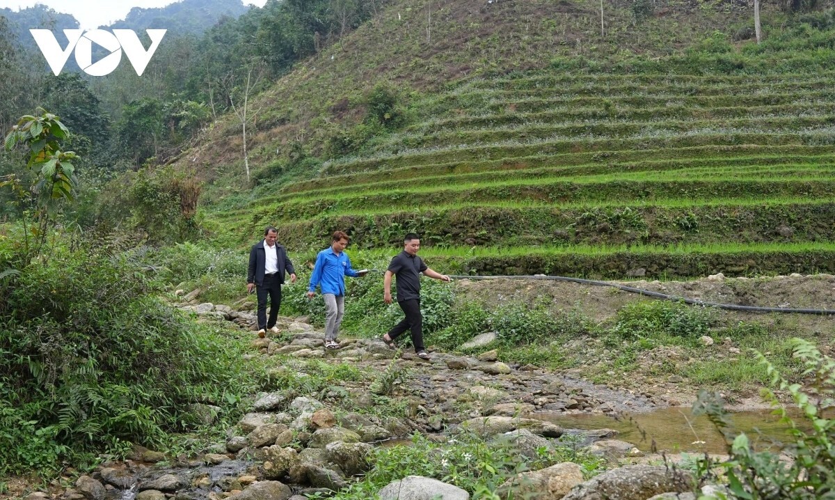 “Tổng số cử tri trên địa bàn là 286 người với 100% là đồng bào dân tộc Pà Thẻn. Thôn Minh Thượng cách trung tâm xã 10km. Thôn được chia thành hai xóm, trong đó xóm xa nhất cách trung tâm thôn khoảng 2km. Một số khu vực đường sá khó đi, xe máy không thể tiếp cận nên các thành viên tổ giúp việc, chủ yếu là người bản địa, thông thạo tiếng phổ thông, phải đi bộ đến từng hộ để tuyên truyền và phát thẻ cử tri cho người dân”, anh Thức cho biết.