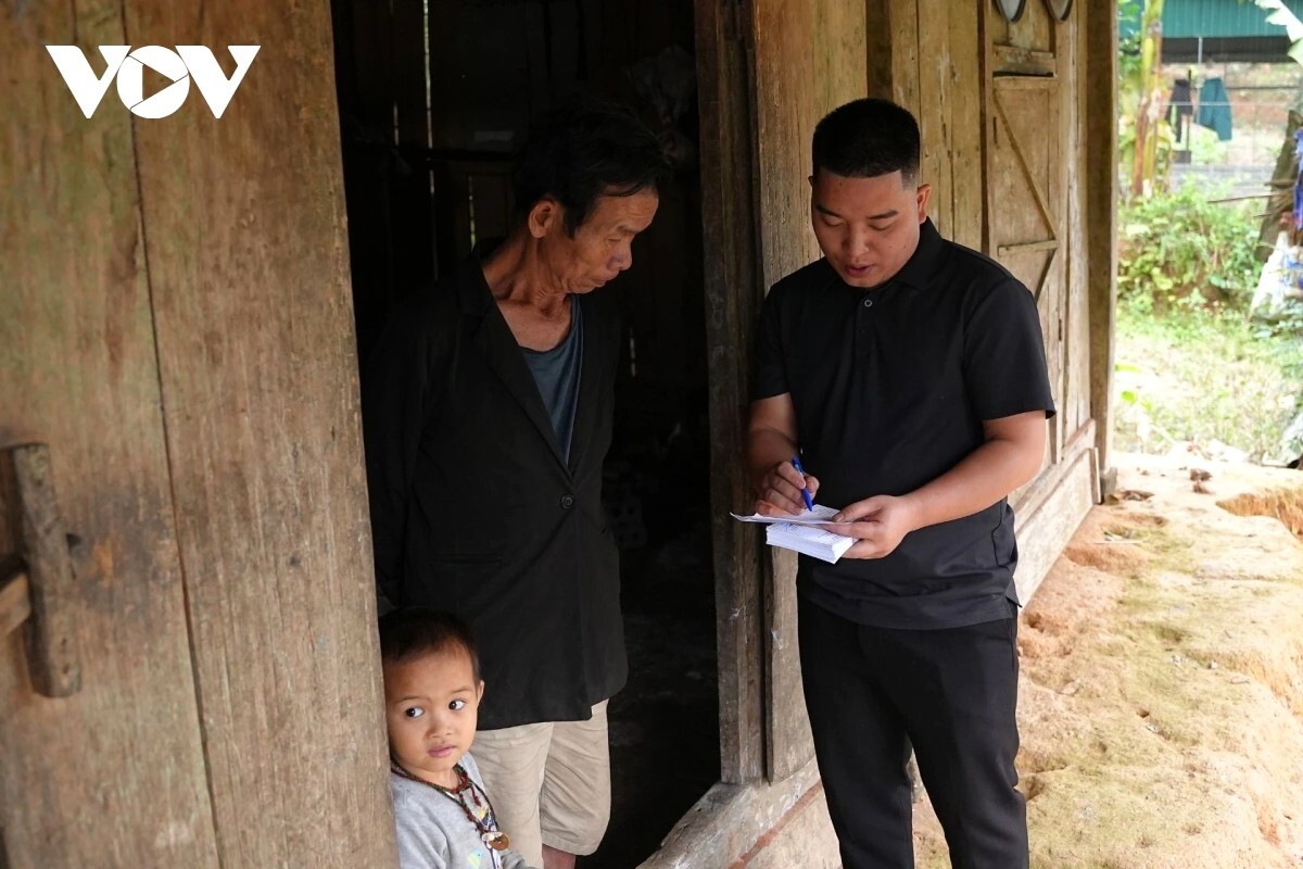 Việc phát thẻ cử tri được thực hiện theo phương châm “đi từng bản làng, gõ cửa từng nhà” nhằm bảo đảm mọi cử tri đều nhận được thẻ và nắm rõ thông tin về thời gian, địa điểm bỏ phiếu.