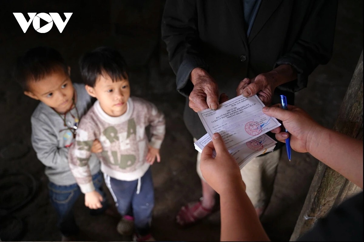 "Trước đây nhiều người chưa hiểu rõ về cuộc bầu cử. Việc đội tuyên truyền trực tiếp đến tận xóm, làng sử dụng loa phát thanh, gõ cửa từng nhà dân tuyên truyền đã giúp người dân hiểu rõ hơn về ý nghĩa, tầm quan trọng của cuộc bầu cử, cũng như quyền và nghĩa vụ của mỗi cử tri. Từ khi thôn, xã tổ chức tuyên truyền, bà con nắm được thời gian bỏ phiếu và quyền của cử tri nên ai cũng mong đến ngày bầu cử”, anh Thức nói thêm.