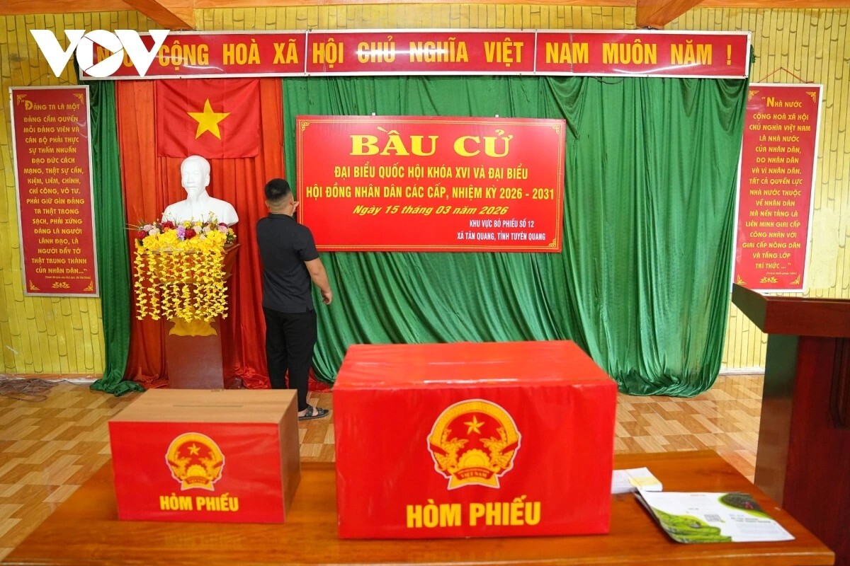 Bên cạnh việc phát thẻ cử tri, khu vực bỏ phiếu số 12 (thôn Minh Thượng, xã Tân Quang) cũng đã được trang trí, hoàn tất các khâu chuẩn bị cuối cùng, sẵn sàng cho ngày hội toàn dân đi bầu cử.