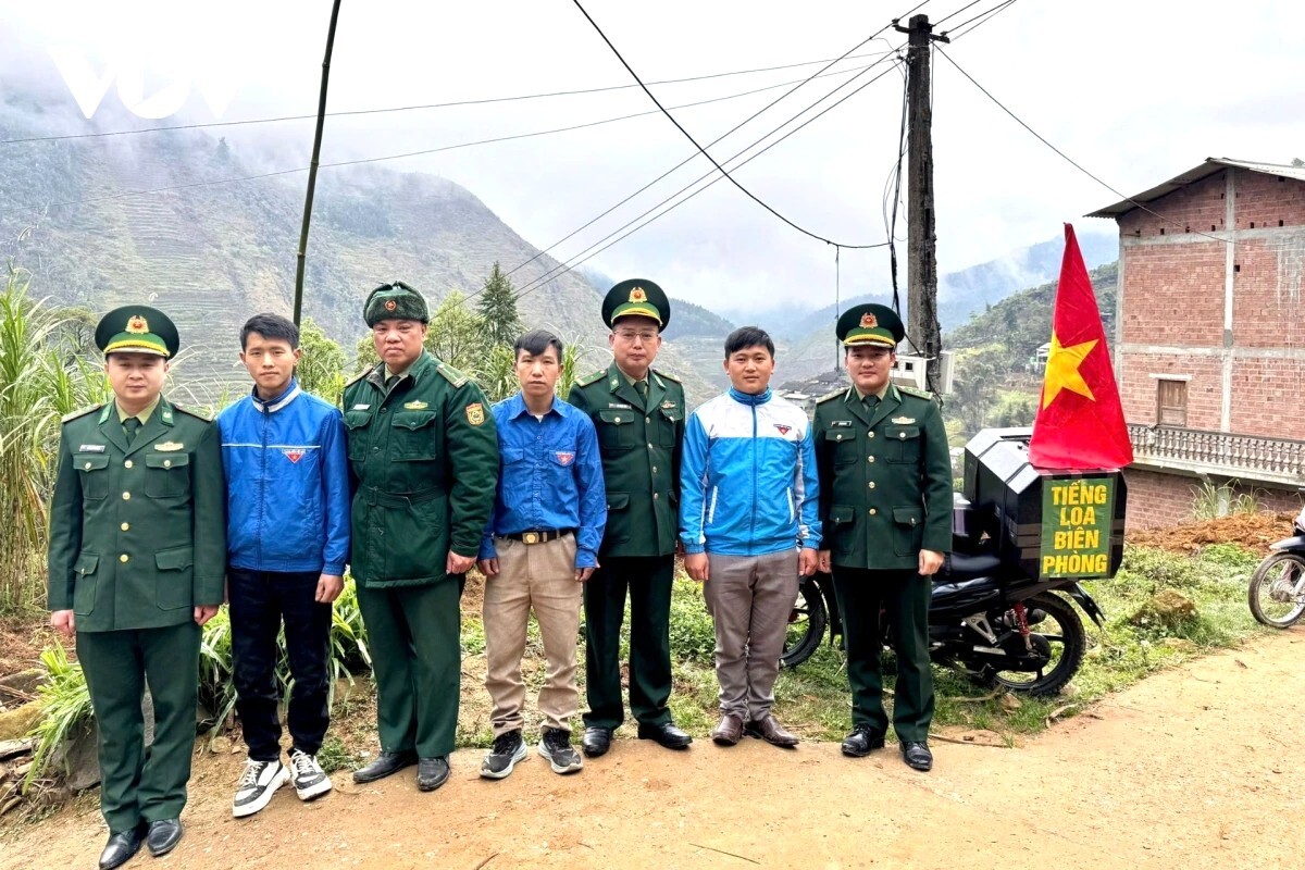 Bên cạnh các xã vùng III, tại nhiều địa bàn vùng sâu, vùng xa xã biên giới Lũng Cú, tỉnh Tuyên Quang (Hà Giang cũ) điều kiện đi lại khó khăn, trình độ dân trí không đồng đều, việc tiếp cận thông tin của người dân còn hạn chế. Xuất phát từ thực tế đó, các cán bộ, chiến sĩ Đồn Biên phòng Lũng Cú đã phát huy mô hình “Tiếng loa Biên phòng”, mang loa di động đến từng thôn, bản để tuyên truyền trực tiếp cho bà con về ý nghĩa, tầm quan trọng của cuộc bầu cử.