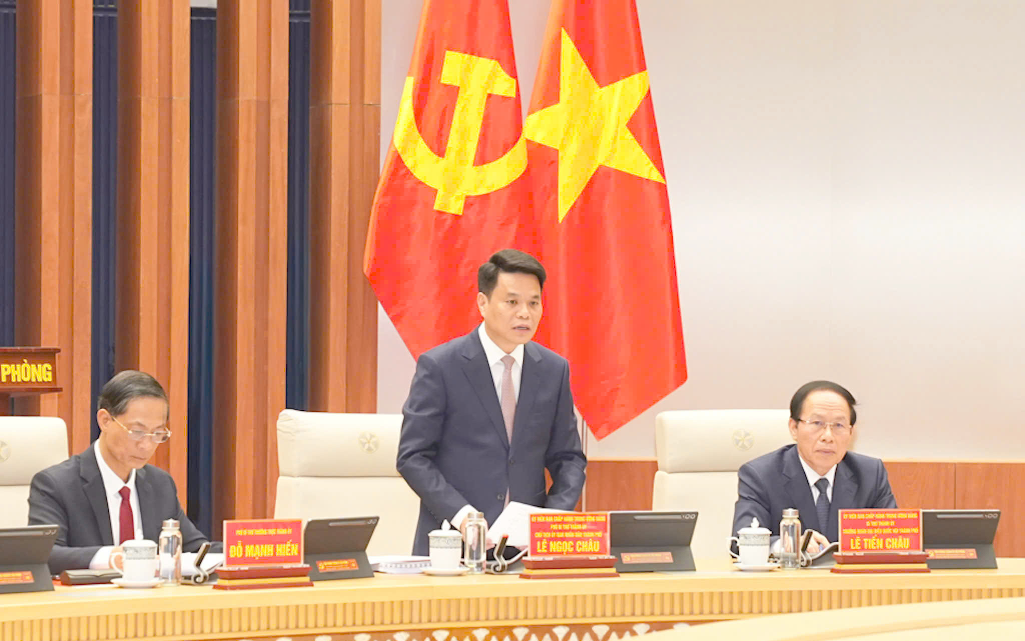 Ông Lê Ngọc Châu - Chủ tịch UBND TP Hải Phòng báo cáo với Tổng Bí thư và đoàn công tác tại buổi làm việc.