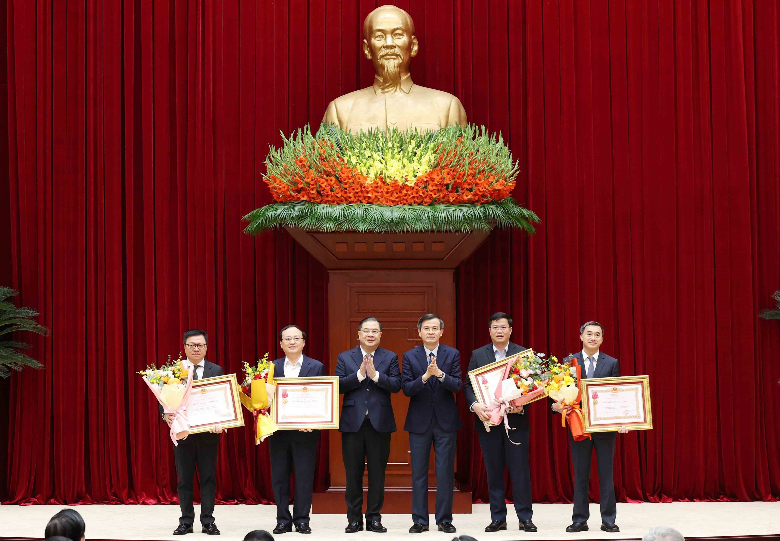 Chánh Văn phòng Trung ương Đảng Phạm Gia Túc và Giám đốc Học viện Chính trị Quốc gia Hồ Chí Minh Đoàn Minh Huấn trao Huân chương Lao động hạng Ba cho các đơn vị có thành tích xuất sắc, đột xuất trong công tác tham mưu, tổ chức, phục vụ Đại hội XIV của Đảng. (Ảnh: TTXVN)