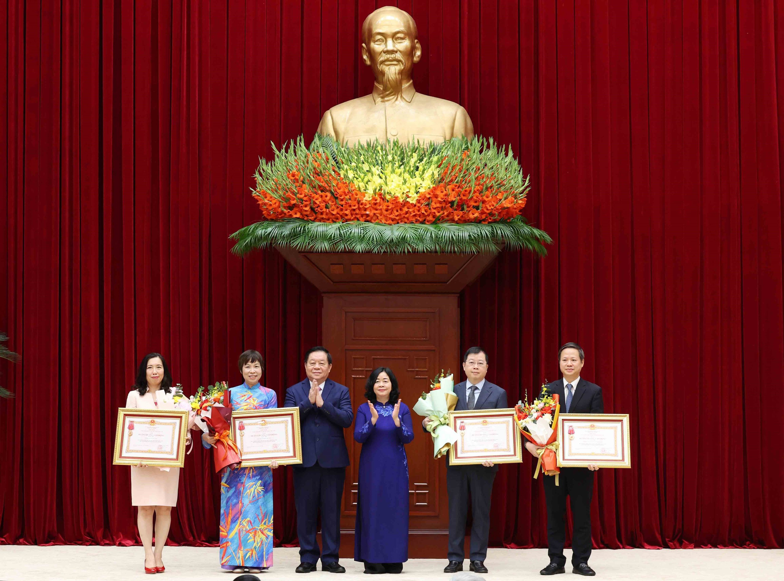 Chủ tịch Ủy ban Trung ương MTTQ Việt Nam Bùi Thị Minh Hoài và Chủ nhiệm Tổng cục Chính trị QĐND Việt Nam Nguyễn Trọng Nghĩa trao Huân chương Lao động hạng Nhì cho các đơn vị có thành tích xuất sắc, đột xuất trong công tác tham mưu, tổ chức, phục vụ Đại hội XIV của Đảng. (Ảnh: TTXVN)