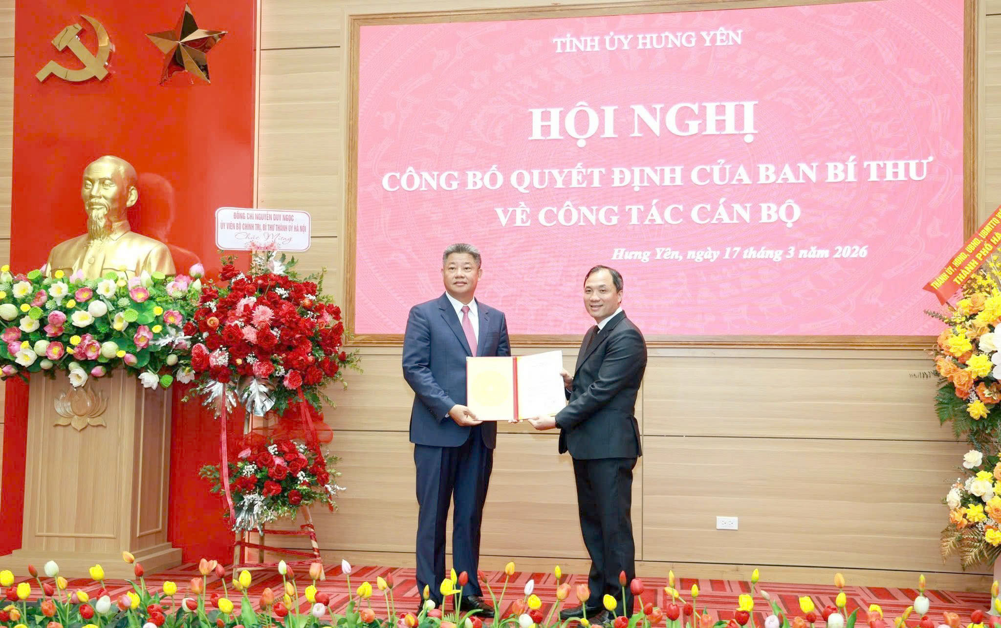 Ông Hoàng Trung Dũng, Phó Trưởng ban Thường trực Ban Tổ chức Trung ương công bố và trao quyết định của Bộ Chính trị chỉ định ông Nguyễn Mạnh Quyền giữ chức Phó Bí thư Tỉnh ủy Hưng Yên.