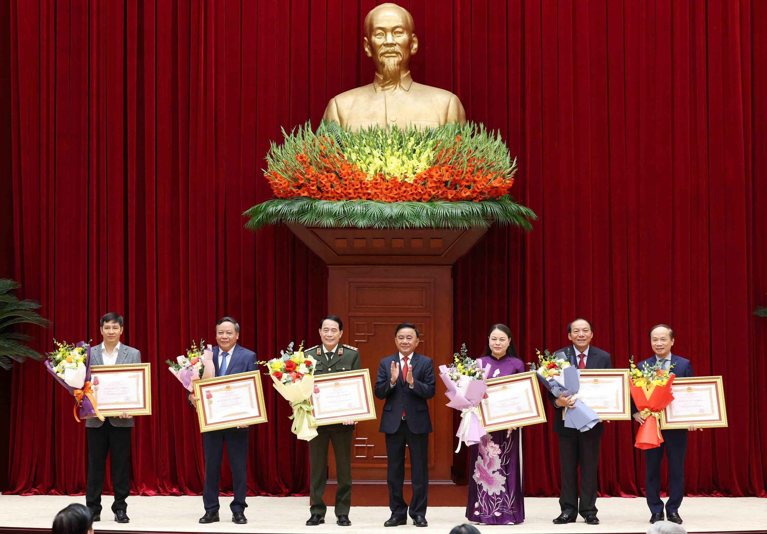 Thường trực Ban Bí thư Trần Cẩm Tú trao Huân chương Lao động hạng Nhất cho các đơn vị có thành tích xuất sắc, đột xuất trong công tác tham mưu, tổ chức, phục vụ Đại hội XIV của Đảng. (Ảnh: TTXVN)