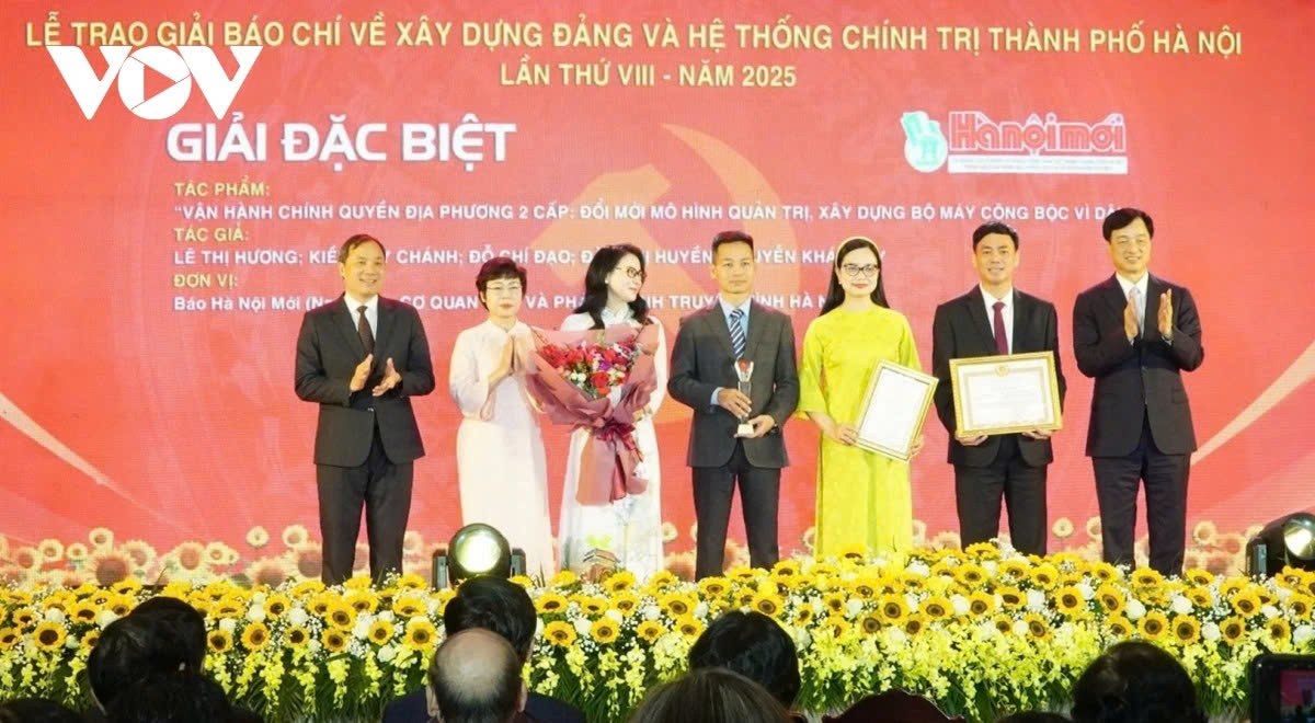 Bí thư Thành ủy Hà Nội Nguyễn Duy Ngọc trao giải Đặc biệt cho nhóm tác giả của Báo Hà Nội Mới.